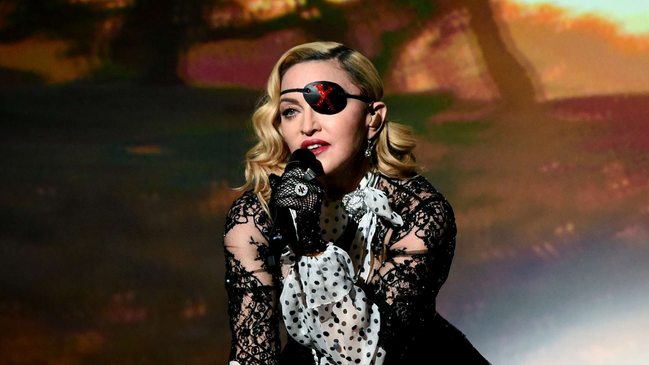 Madonnas TikTok-kaos fortsætter med guld-vibrator