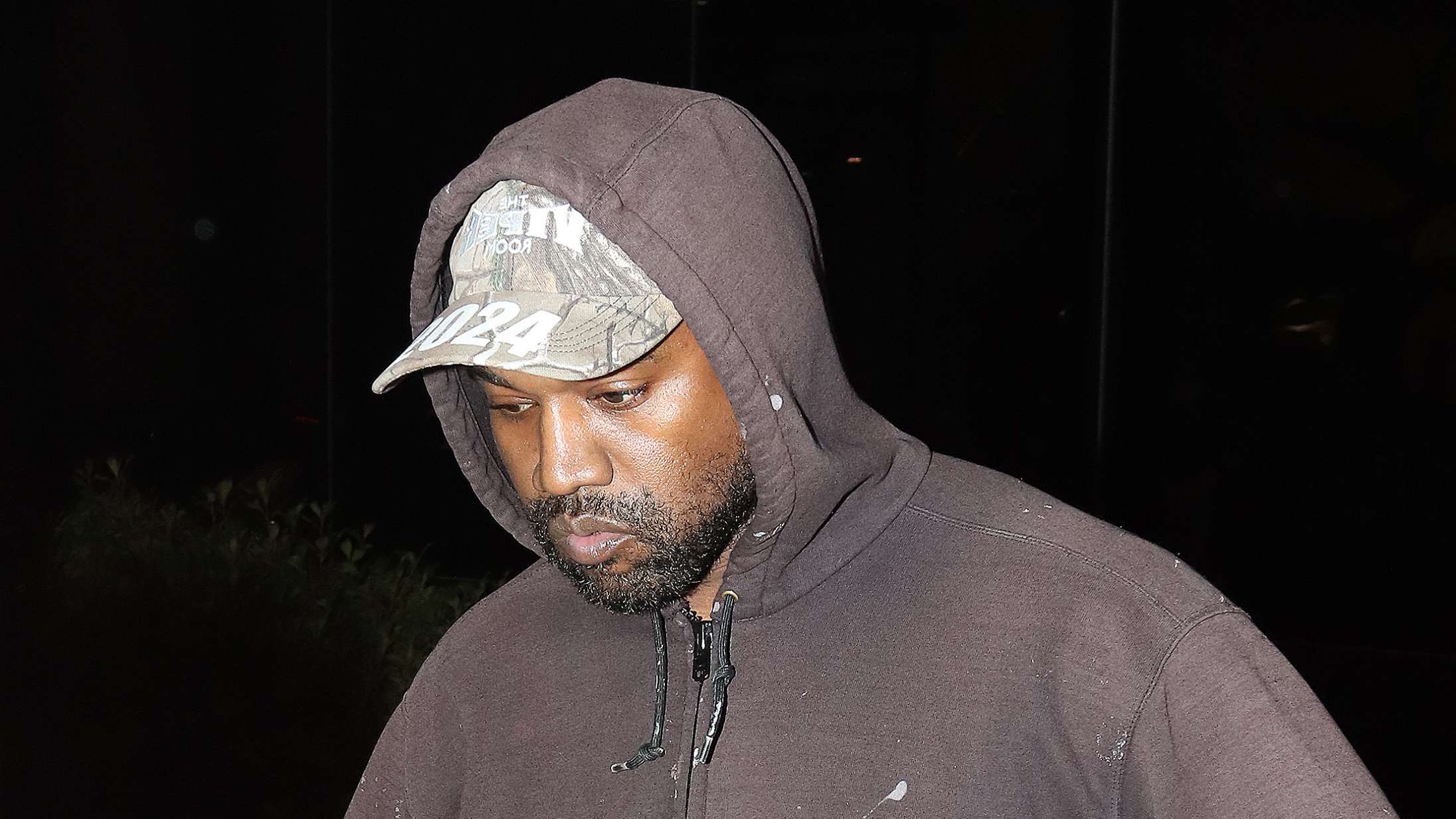 »Åh, så går det løs igen«: Kanye West chokerer med KKK-lignende maske