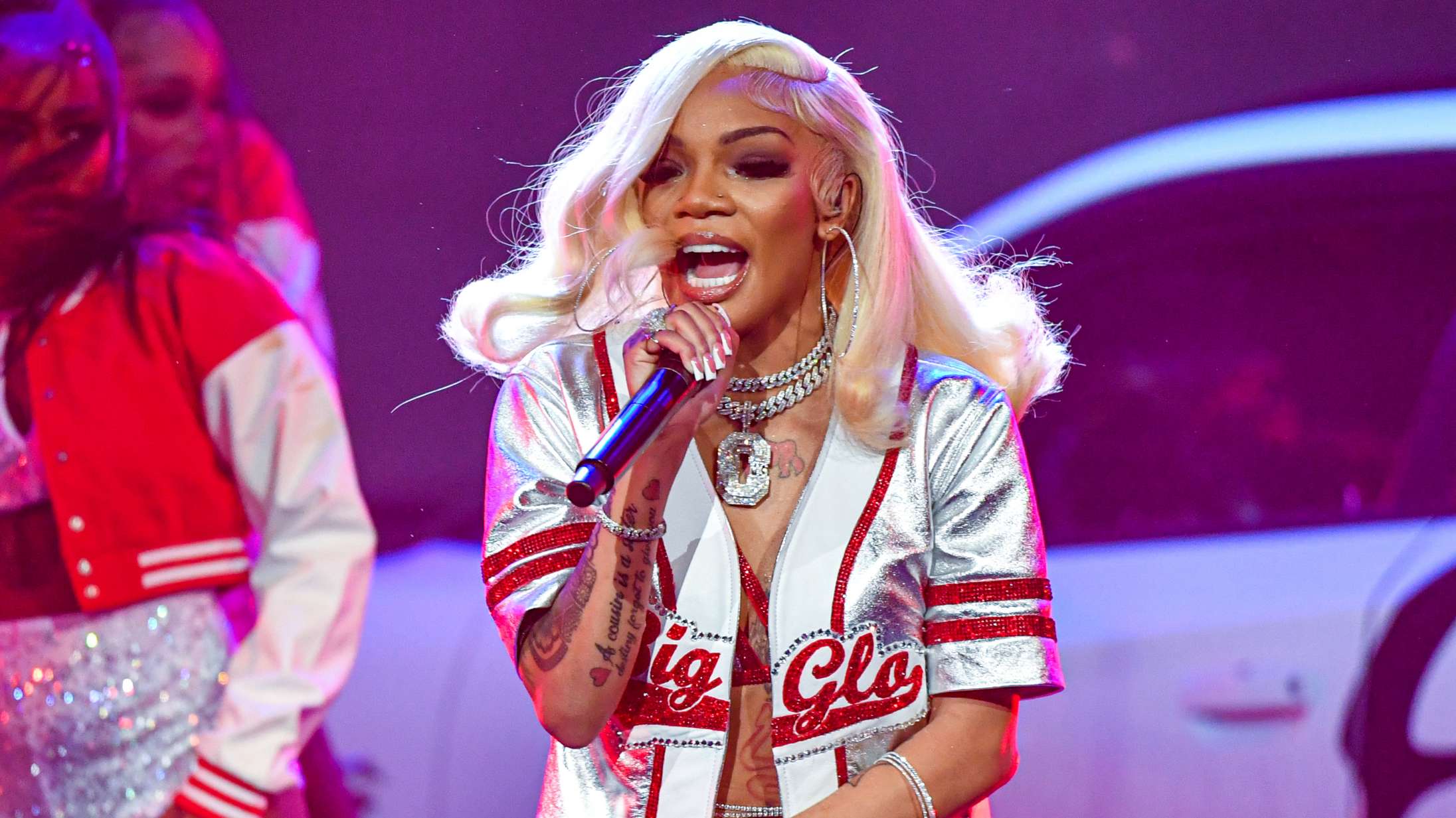 Man bliver helt paf, når man hører Glorillas stemme for første gang