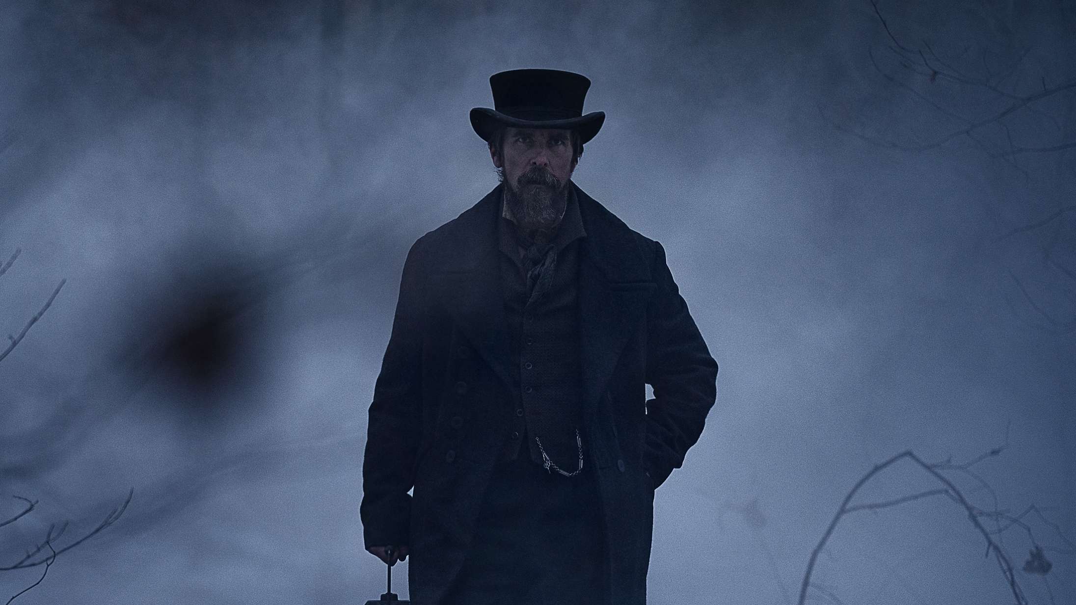 Christian Bale opklarer mord med en ung Edgar Allan Poe i traileren til ‘The Pale Blue Eye’