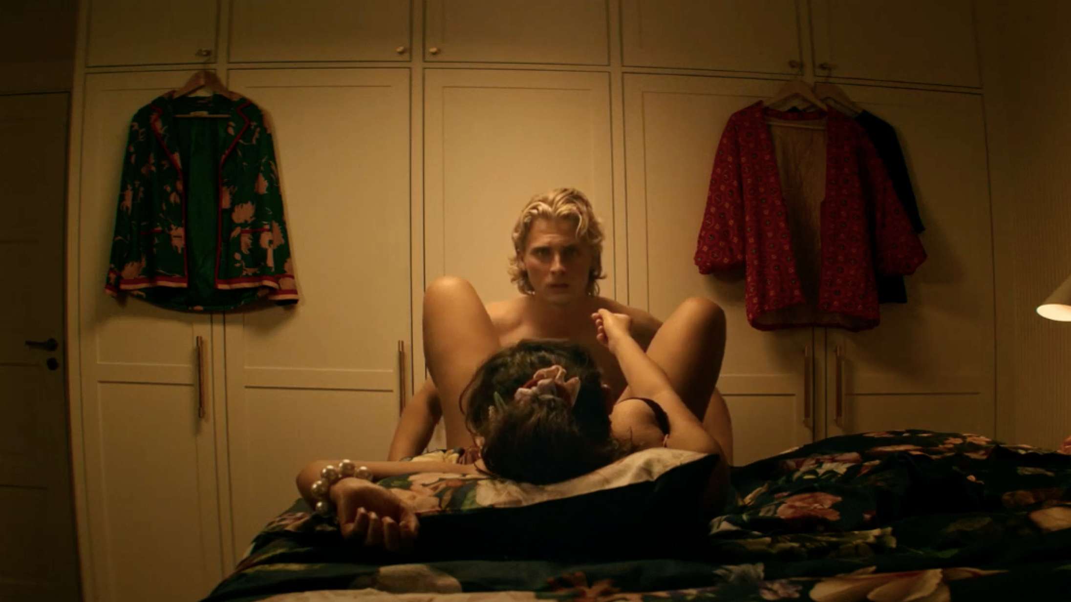 Der er rumvæsener, oralsex og røde pølser på menuen i vanvittig dansk ungdomsfilm– se traileren til ‘Jomfruer fra rummet’