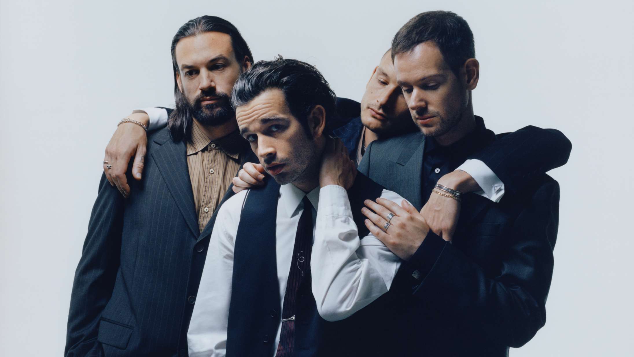 The 1975 skruer op for intimiteten og ned for eksperimenterne på ’Being Funny in a Foreign Language’