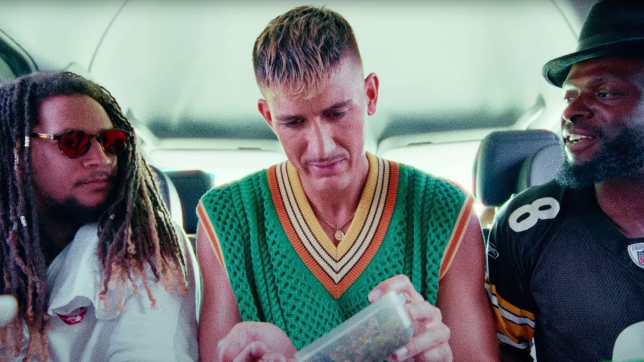 Der sker syrede ting, når Tobias Rahim slikker en narkofrø i ’Ozonlag a energi’-videoen