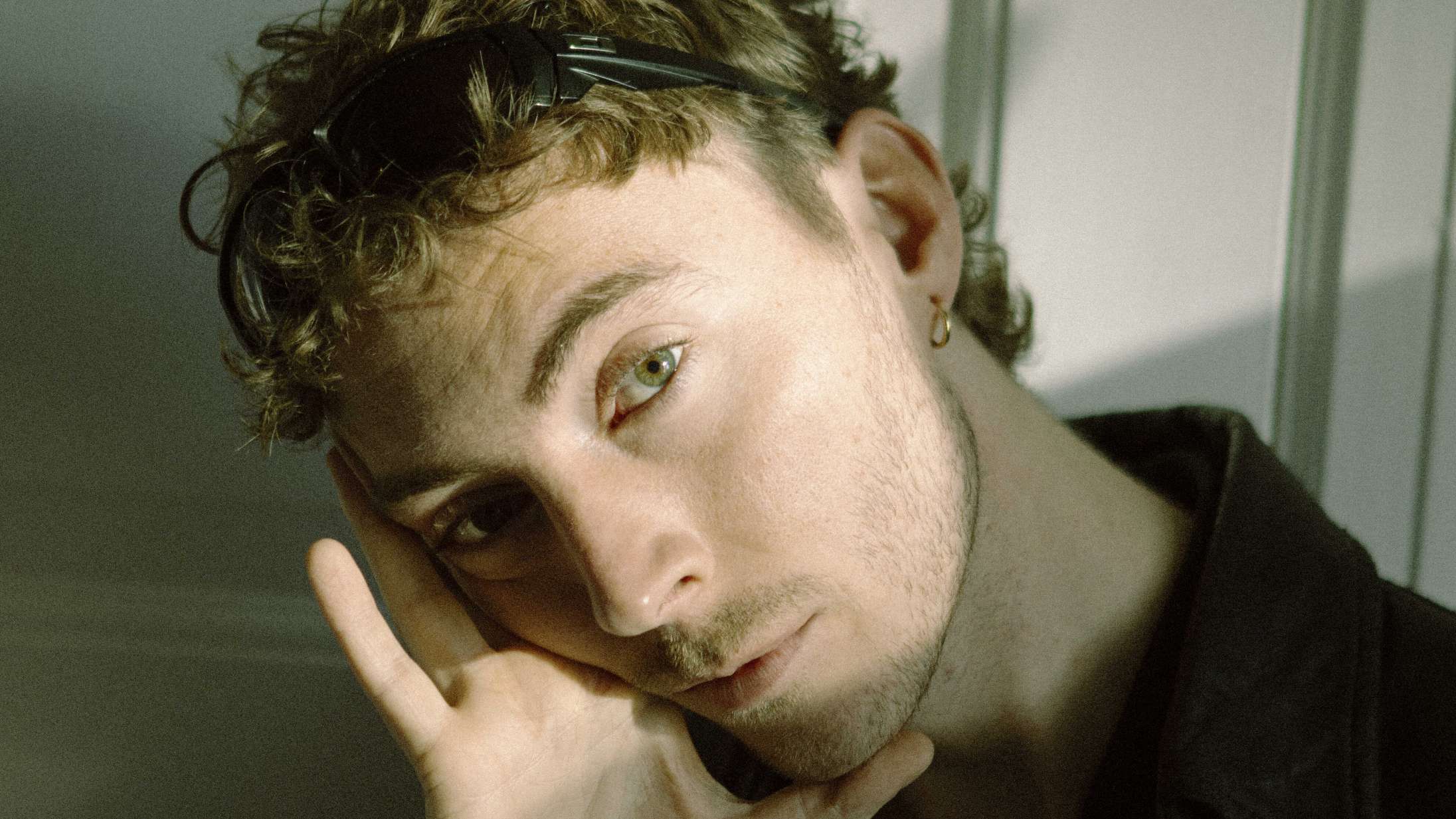 Stortalentet Lasse Deins seriedebut ‘Maskulin’ vil nuancere og provokere: »Det er så tiltrængt, at vi helbreder den giftige maskulinitet«