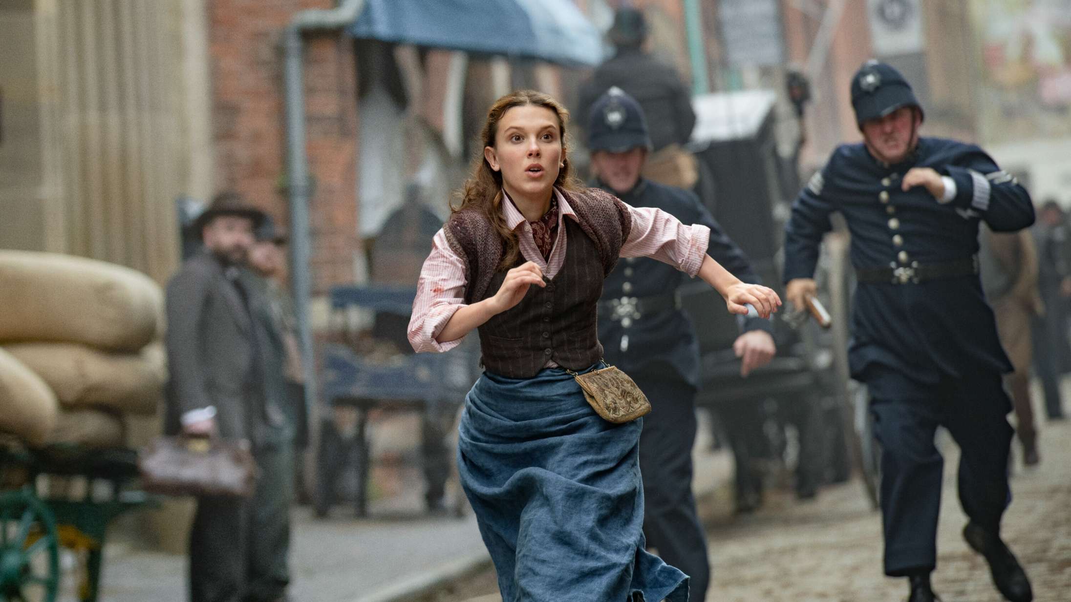 Lillesøsterdetektiv Millie Bobby Brown og Henry Cavill skal redde Londons kvinder– se den nye trailer til ‘Enola Holmes 2’