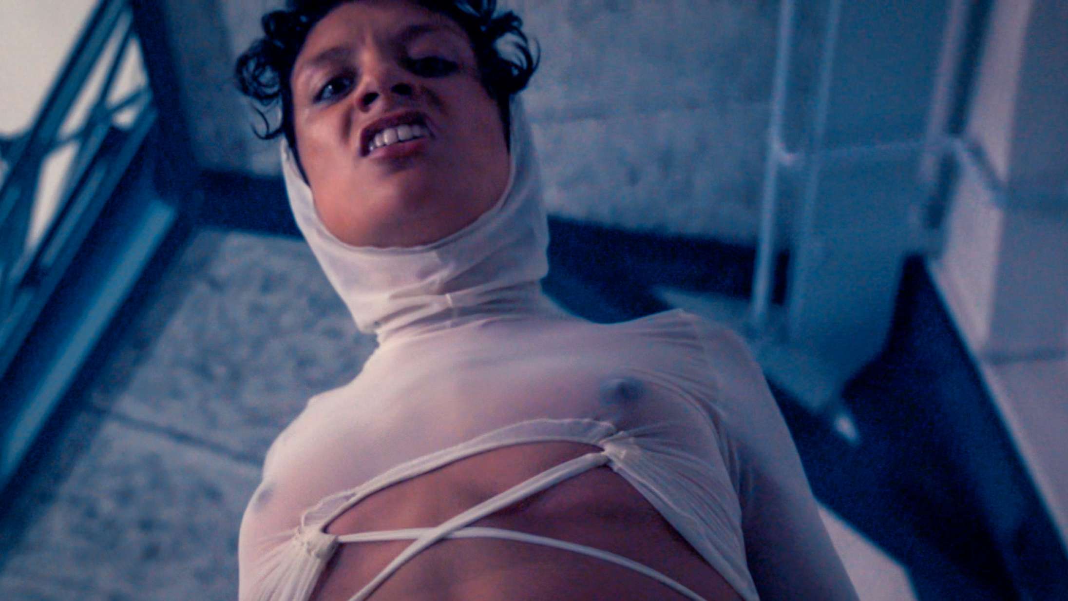 Premiere: Julie Pavon er lige ved at springe ud gennem skærmen i ‘Don’t Call Me Out’-videoen