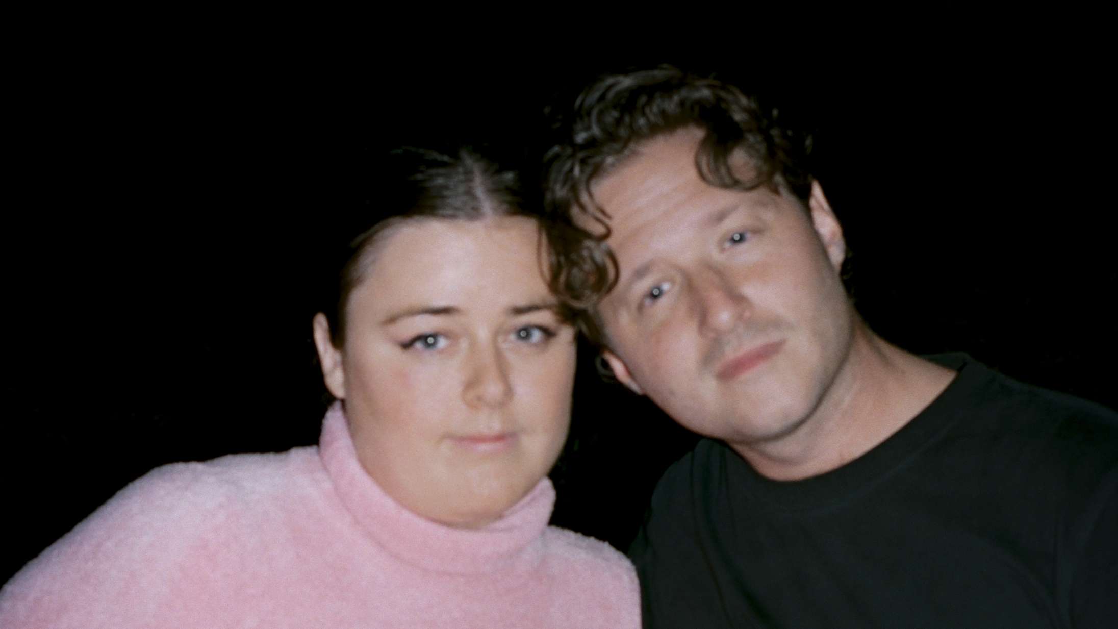 Videopremiere: August Rosenbaum og Jadas ‘Hypnotized’ er skrevet med en britisk stjerne