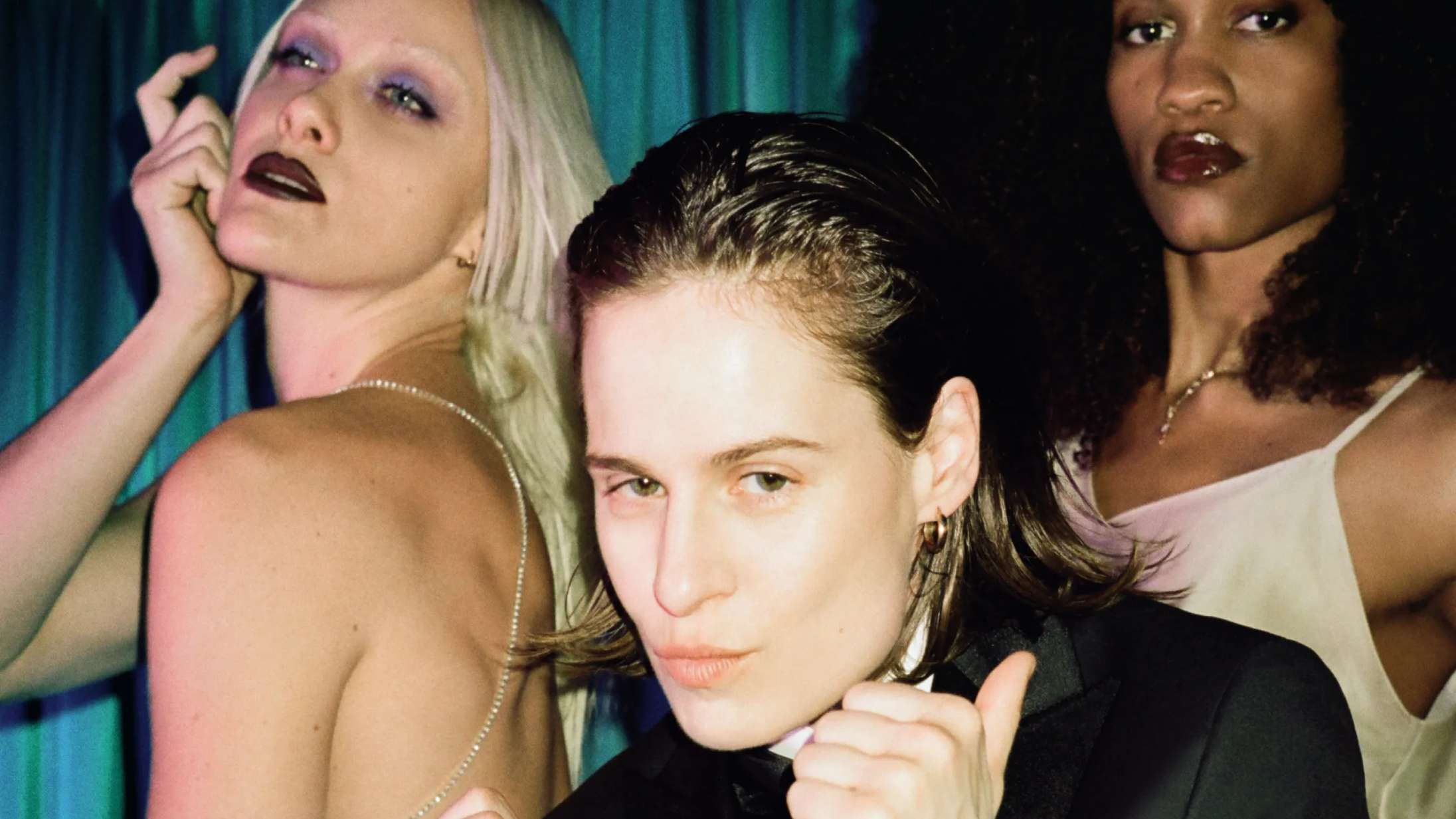 Christine and the Queens tager livet af popmusikken på ‘Redcar les adorables étoiles’, der kører på nummerplader fra 80’erne