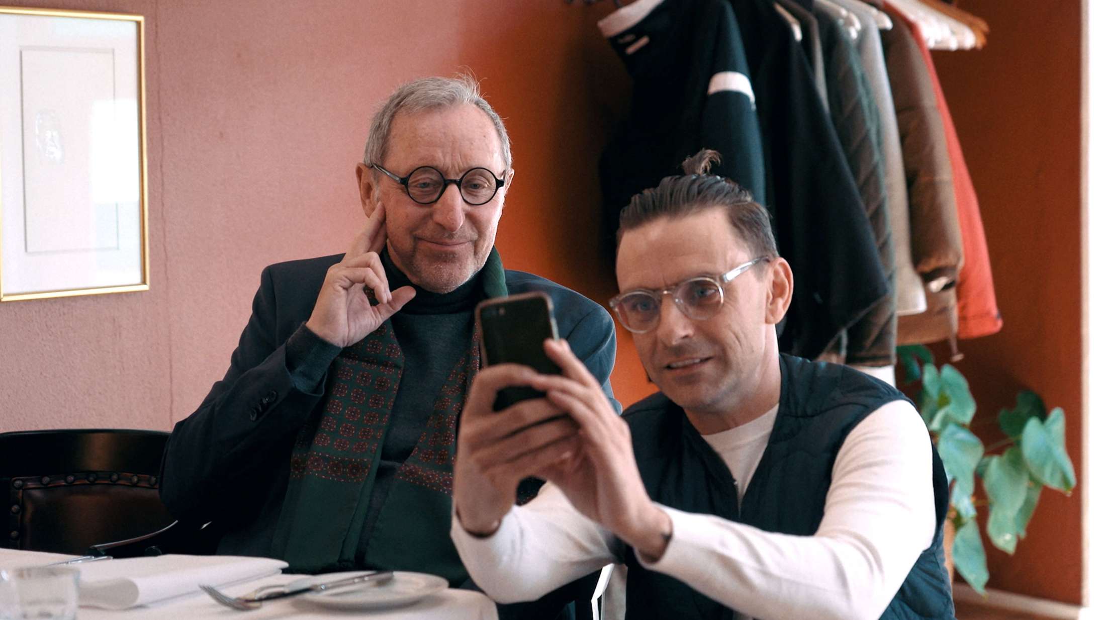 ’Guru’ sæson 2: Finn Nørbygaard er en åbenbaring som gigantisk røvhul i Simon Kvamms DR-serie