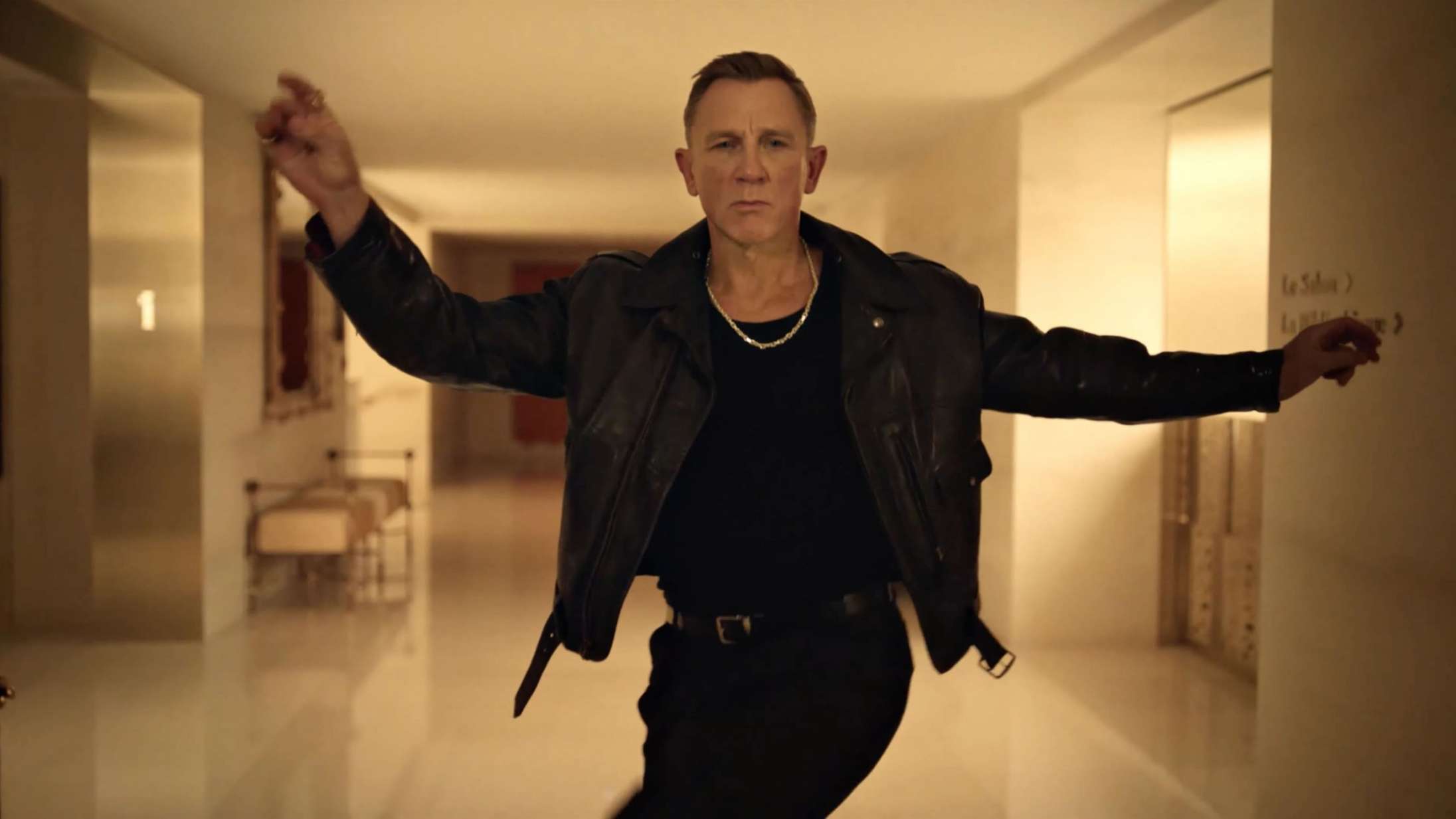 Se Daniel Craig fremvise de vildeste dansetrin i Taika Waititi-instrueret vodkareklame