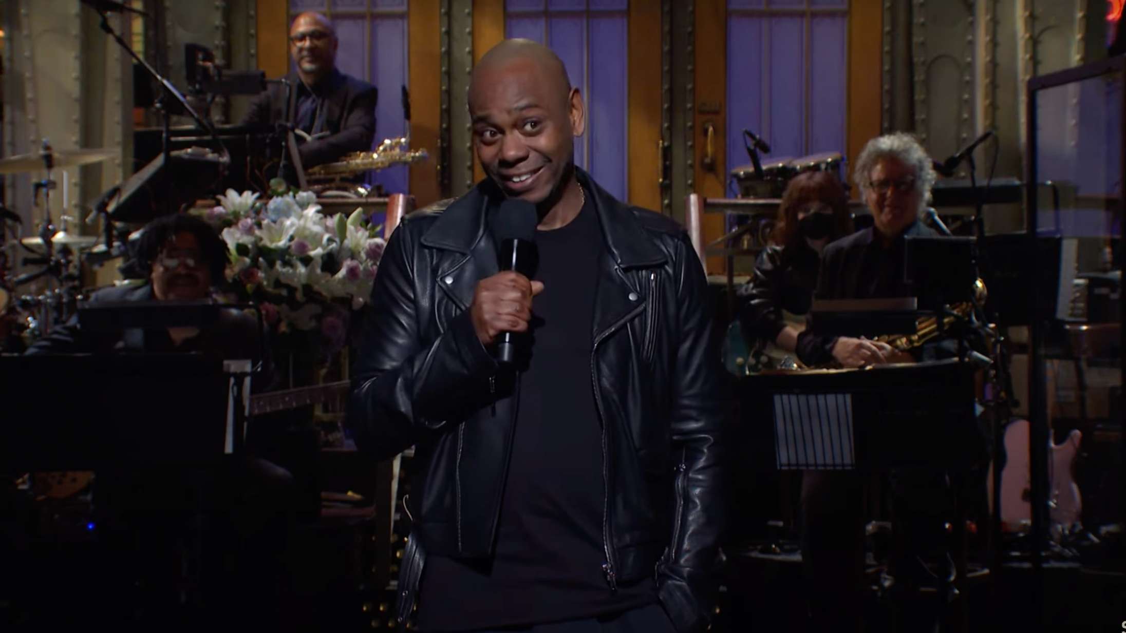 Dave Chappelle tager tykt pis på Kanye Wests antisemitiske udtalelser i ‘SNL’-åbningsmonolog