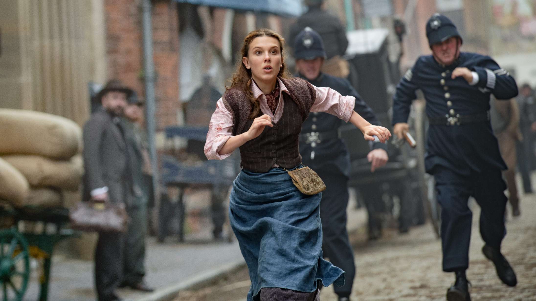 ’Enola Holmes 2’: Millie Bobby Brown og Henry Cavill sparker røv i underholdende og kejtet efterfølger