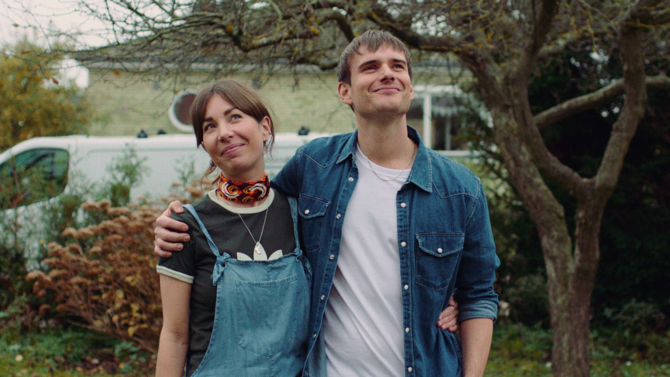 ‘Elsker dig for tiden’: Julie & Jesper headbanger til ‘Den eneste ene’ i deres humørfyldte smørkniv af en film