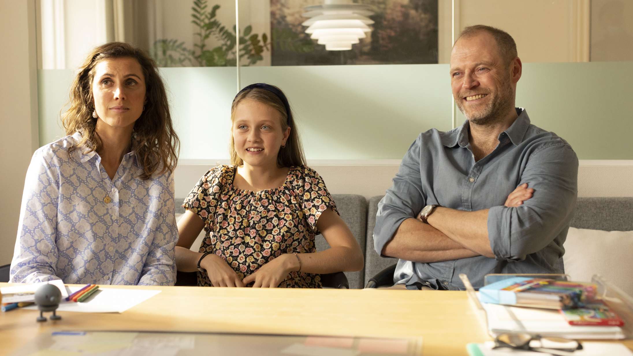 ’Fædre og mødre’: Er Paprika Steens stjernebesatte film den ultimative forældresatire? Desværre ikke