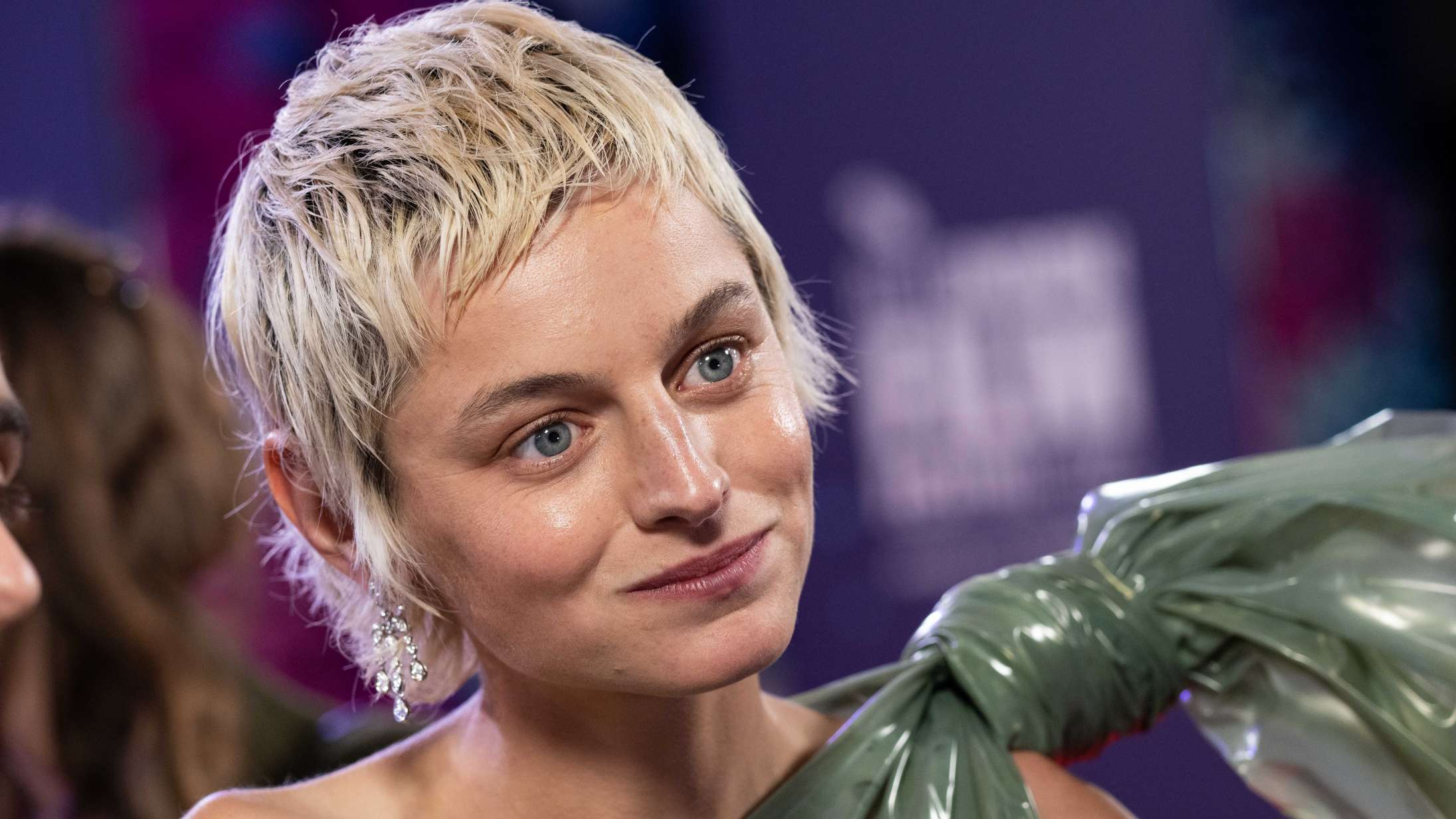 ‘The Crown’-skuespiller Emma Corrin ønsker kønsneutrale kategorier ved de store filmprisuddelinger