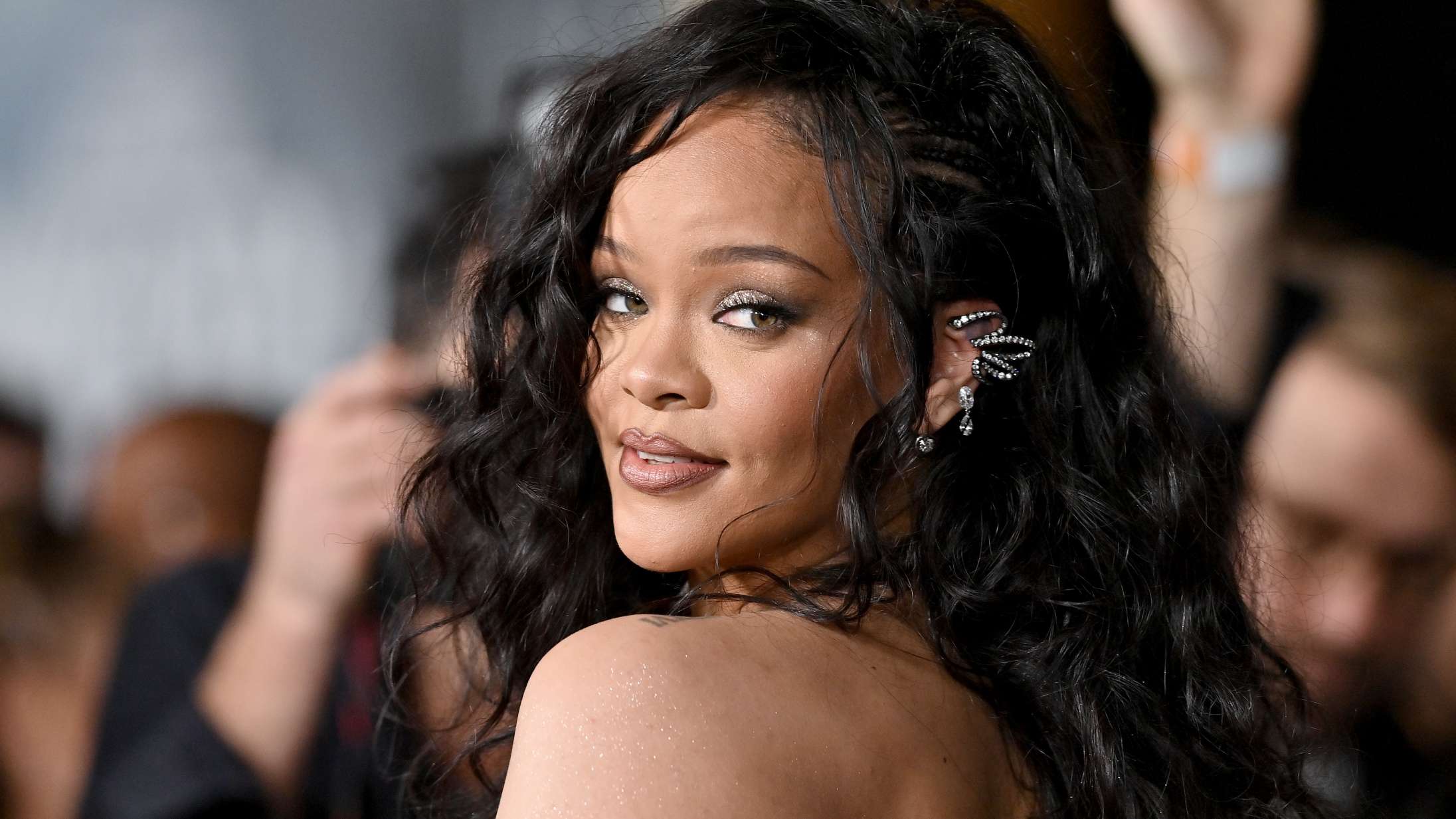 Rihanna deler ny musik for anden gang på to uger – lyt til ‘Born Again’