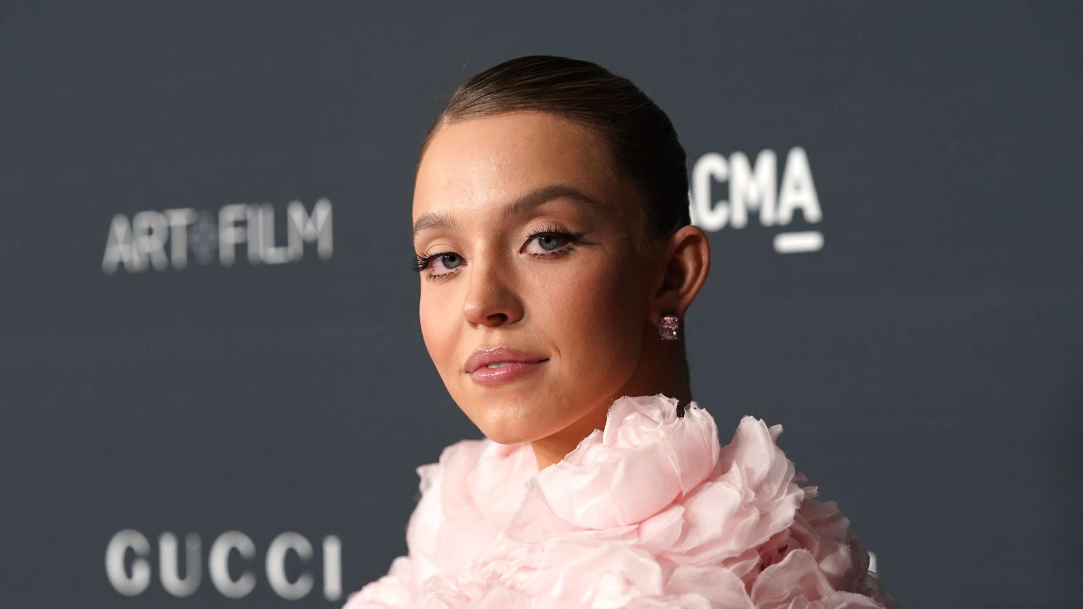 Sydney Sweeney raser mod internet-troldes hetz med nøgenbilleder
