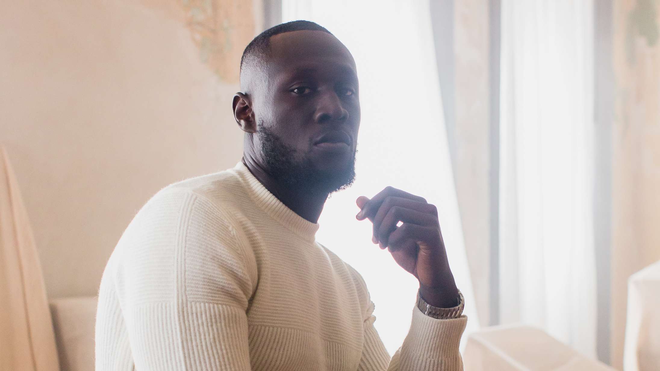 Stormzy kaster koldt vand på moshpitten med ‘This Is What I Mean’