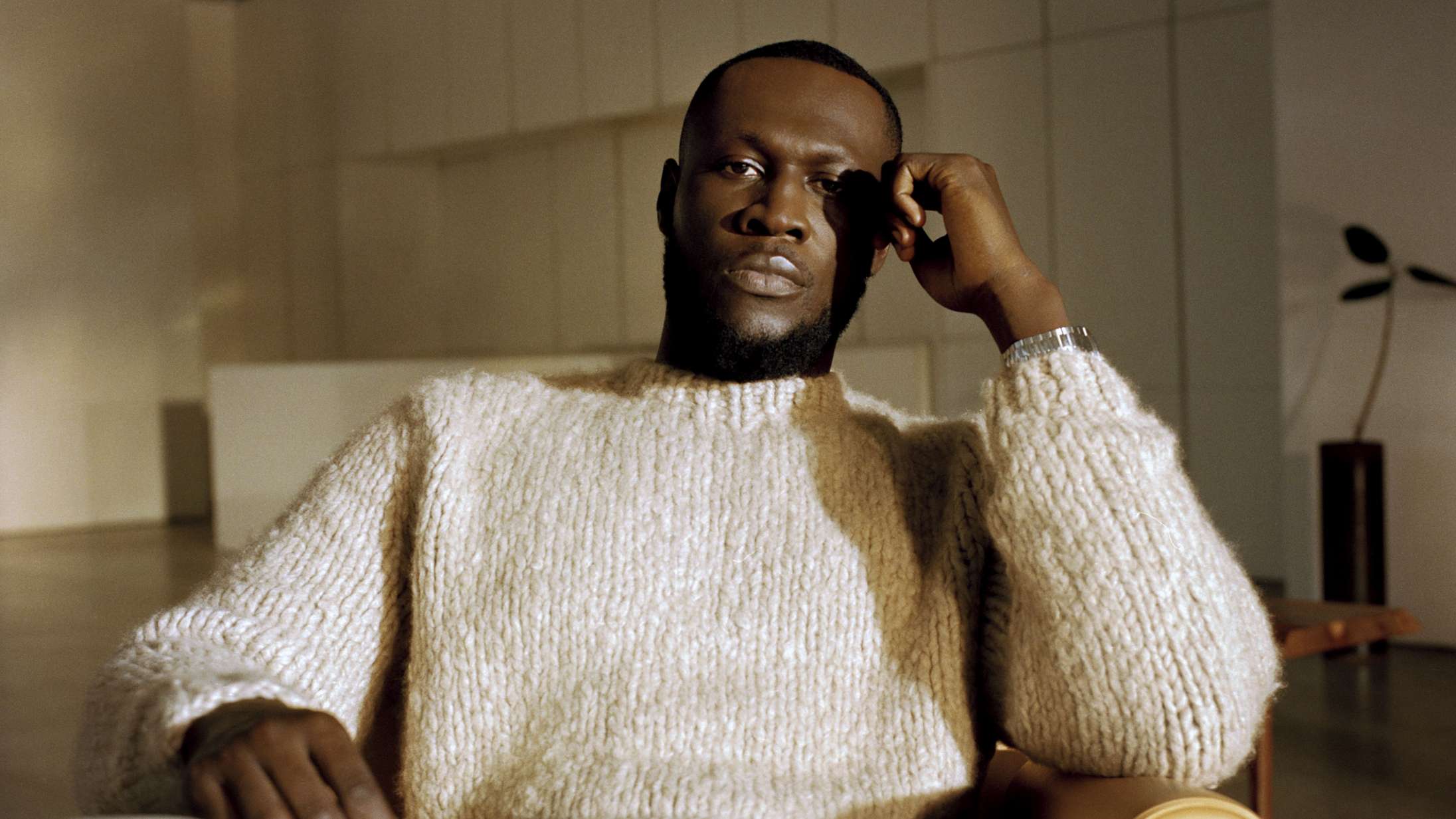 Cliff Richard vil lave en julesang med Stormzy