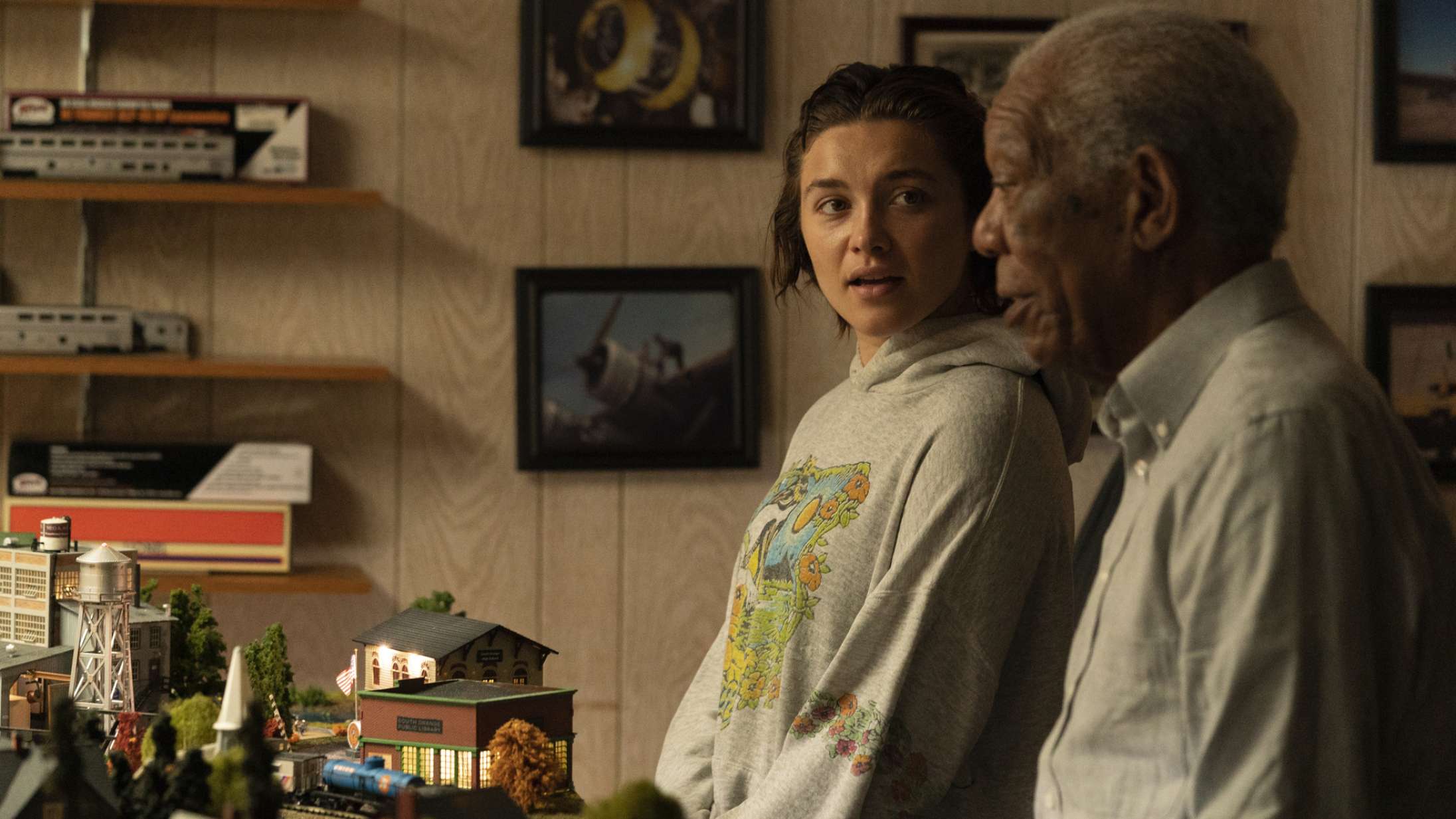 Florence Pugh og Morgan Freeman overvinder sorgen i første trailer til kommende feel-good-film