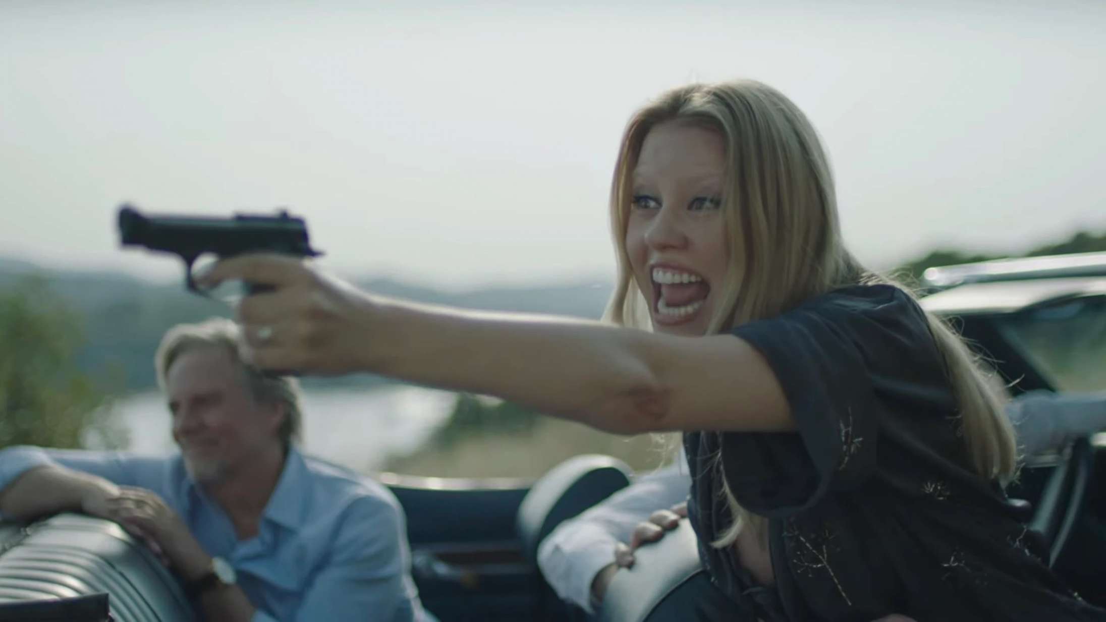 Alexander Skarsgård og Mia Goth er på mareridtsferie i første syrede trailer til ny thriller af mesterinstruktørs søn