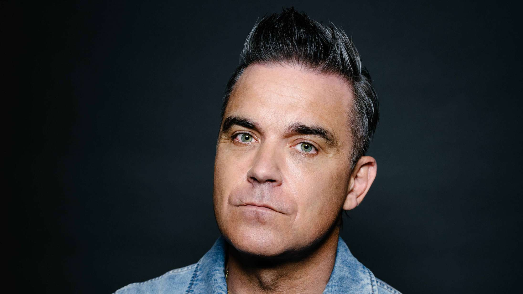 En abe spiller Robbie Williams i ny biopic – se første bizarre trailer til ‘Better Man’