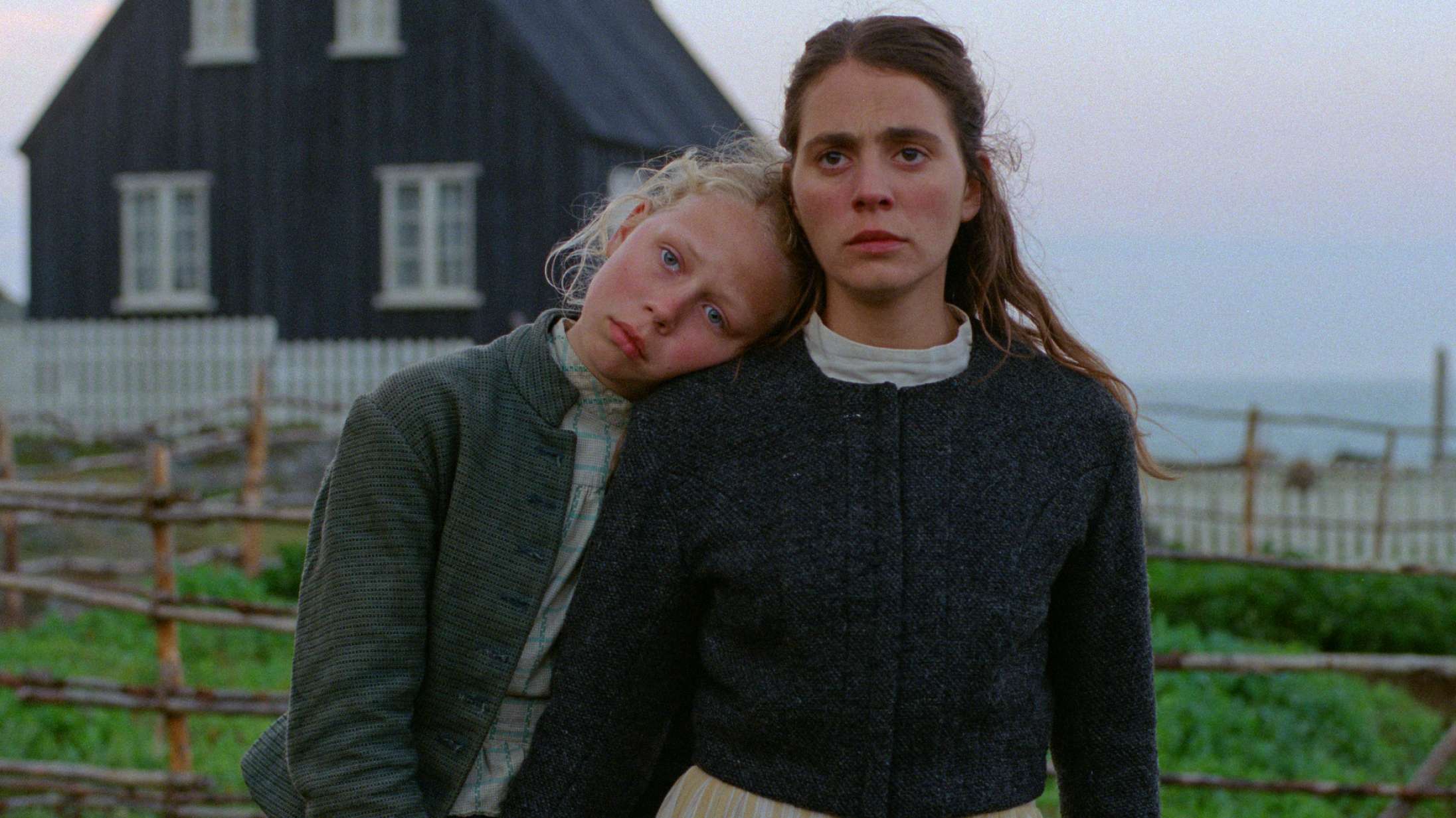 Vic Carmen Sonne og Elliott Crosset Hove om vildt vulkanudbrud, kynisme i karrieren og forholdet til den ældre generation i dansk film