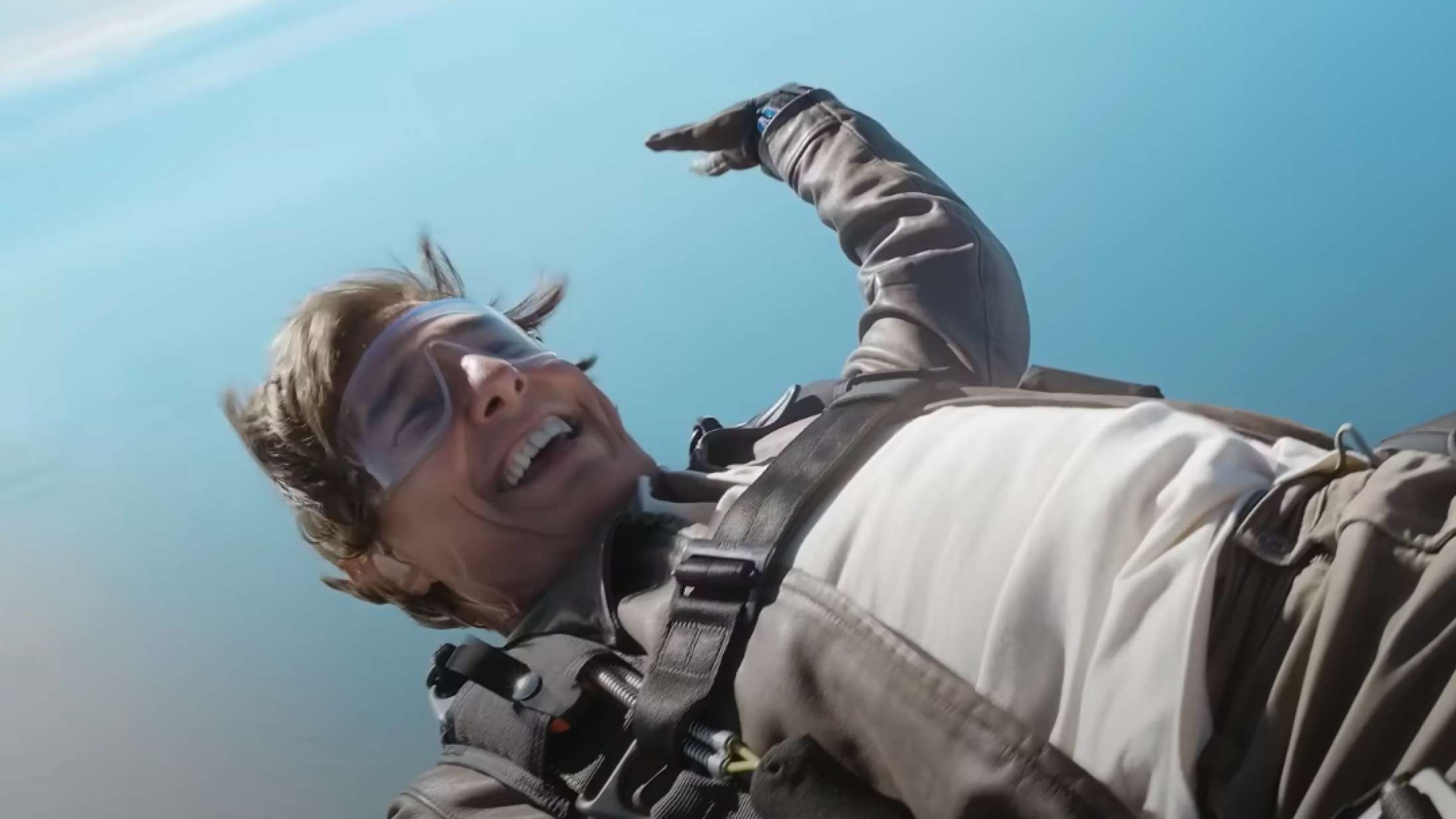 Tom Cruise takker sine fans for ‘Top Gun: Maverick’s enorme succes – i frit fald naturligvis