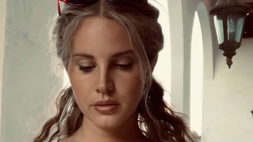 Lana Del Reys Demonstrative Reklameskilt For Nyt Album Sender Et Klart 