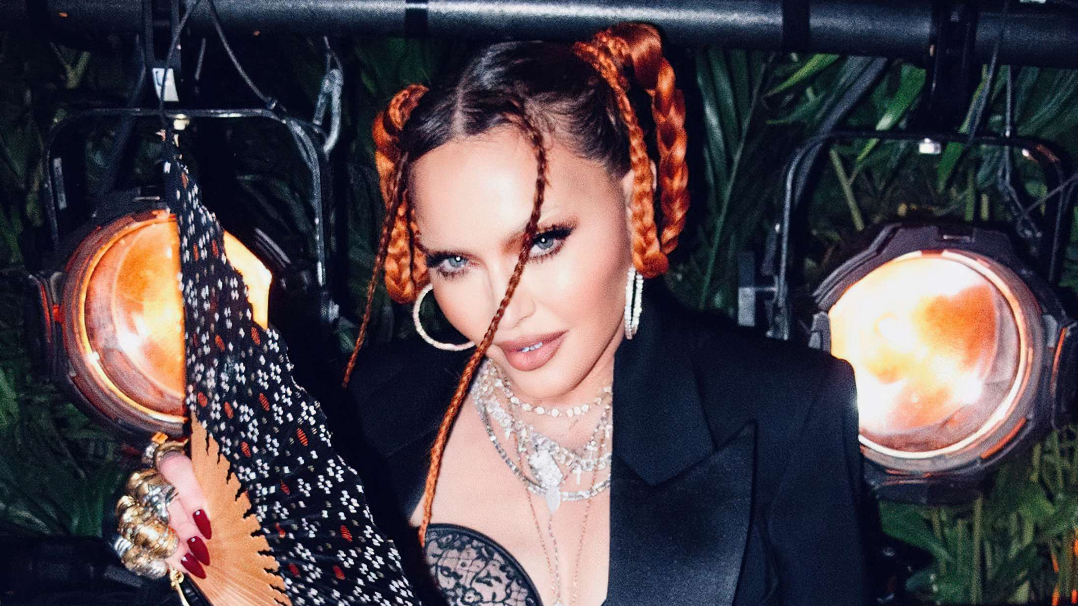 Madonna udskyder sin verdensturné – indlagt på intensiv