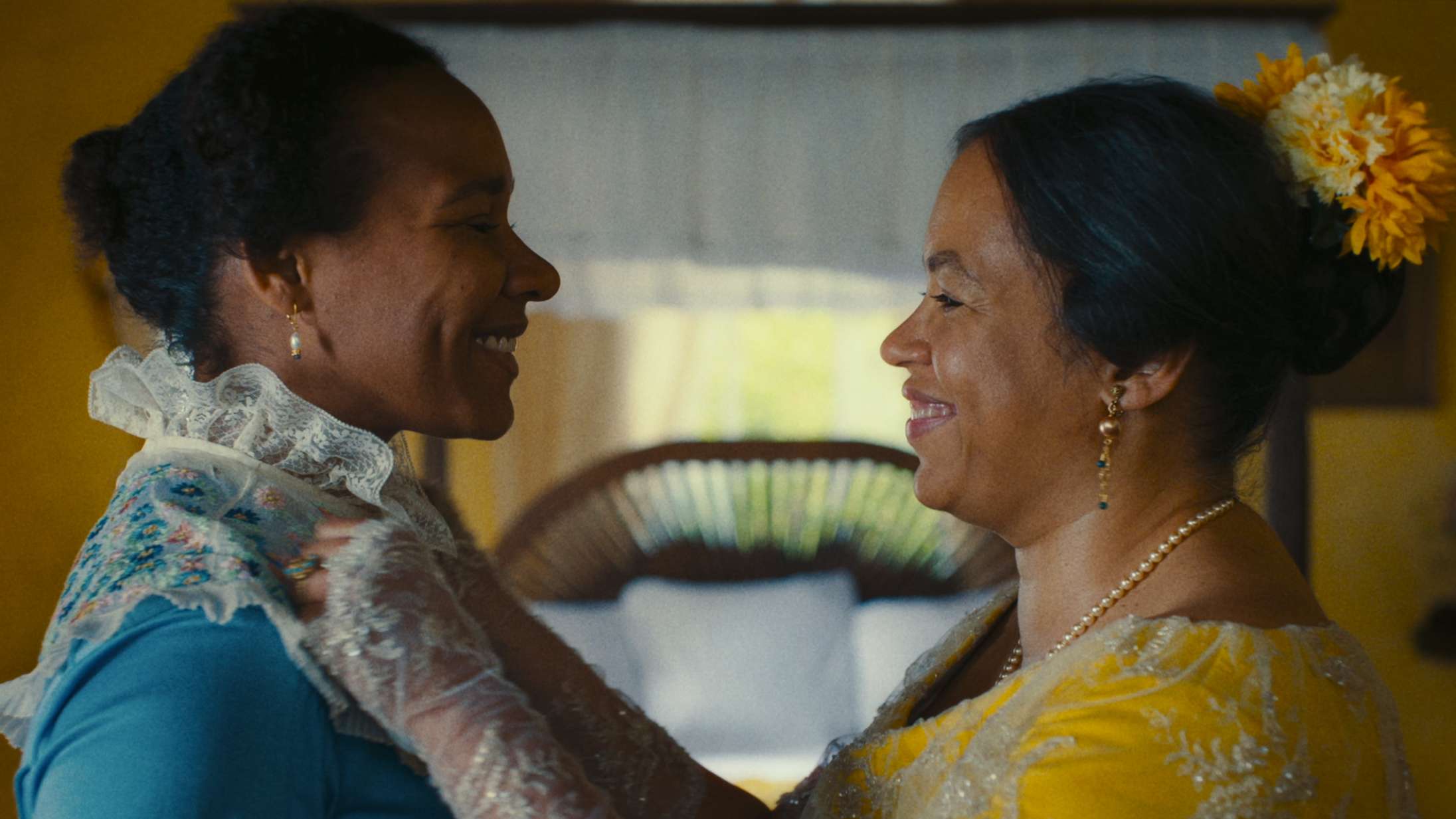 Pisk og afhuggede fingre – den danske slavehistorie granskes i første trailer til ‘Viften’