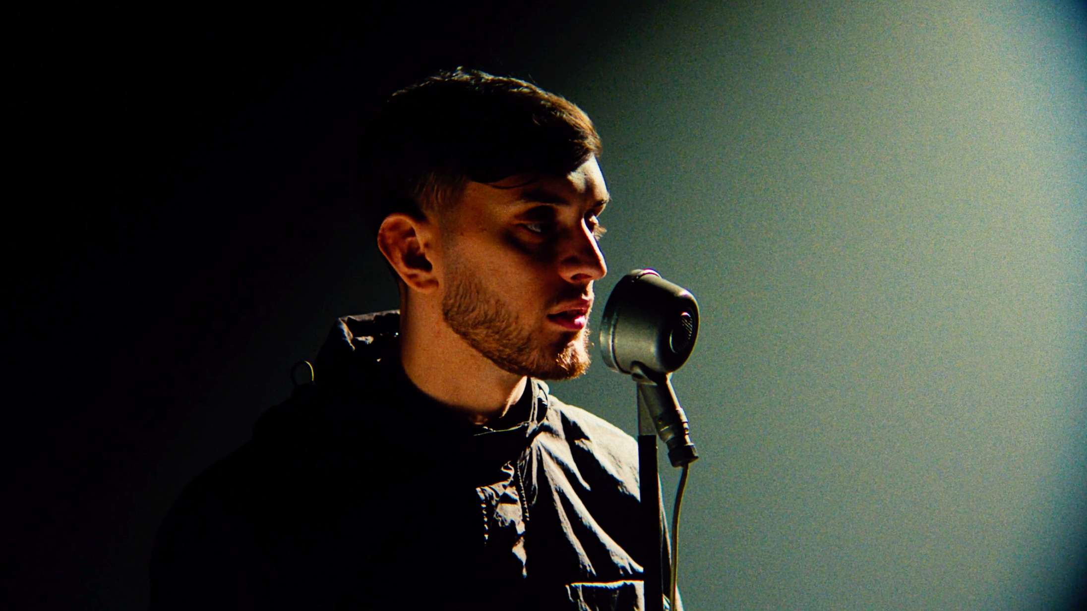 Premiere: Se kortfilmen til Artigeardits mesterlige nye album – med Besir Zeciri i hovedrollen