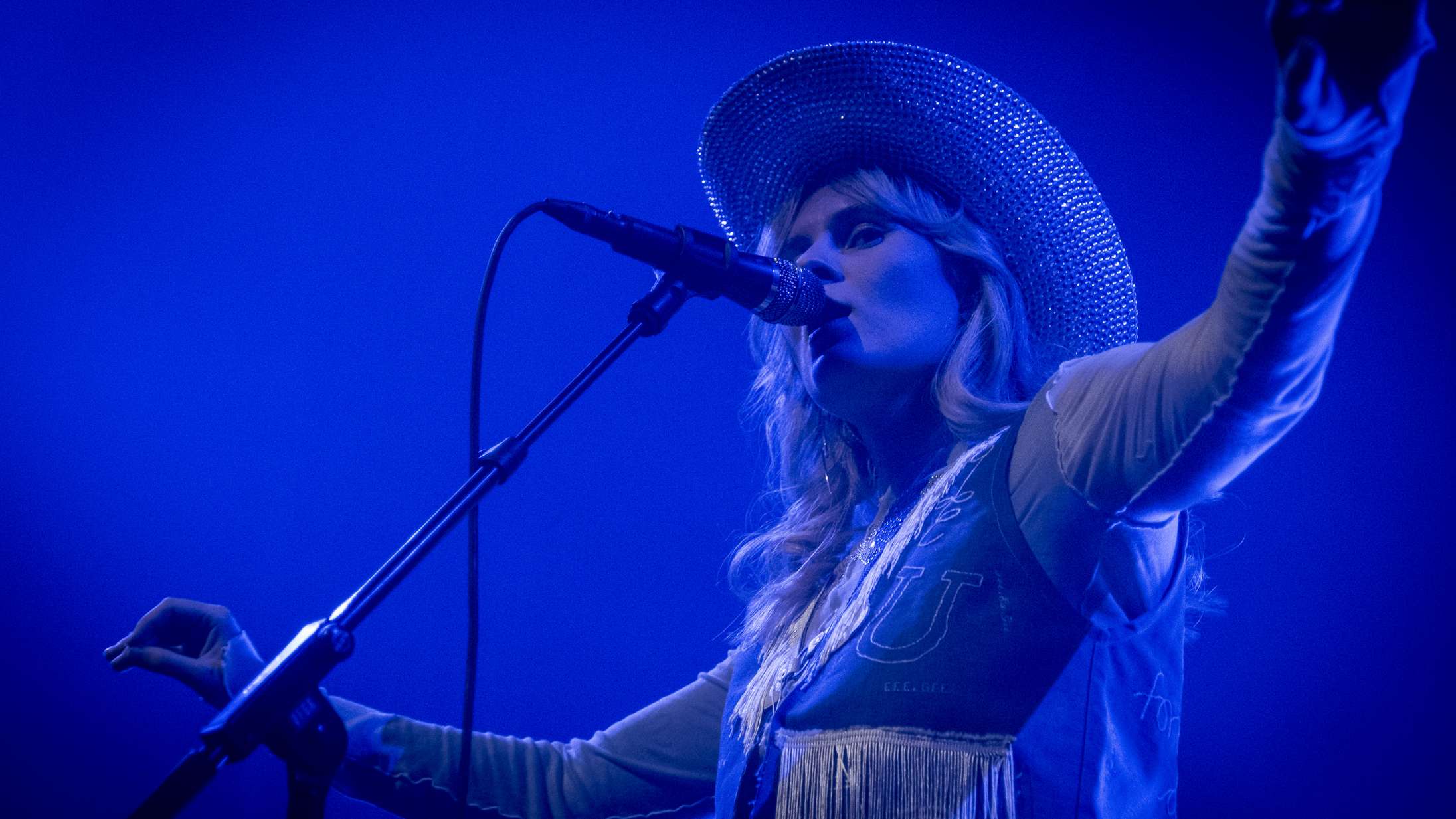 Eee Gee fikserede publikum med de mest hemmelighedsfulde øjne siden Mona Lisa under Store Vega-triumf