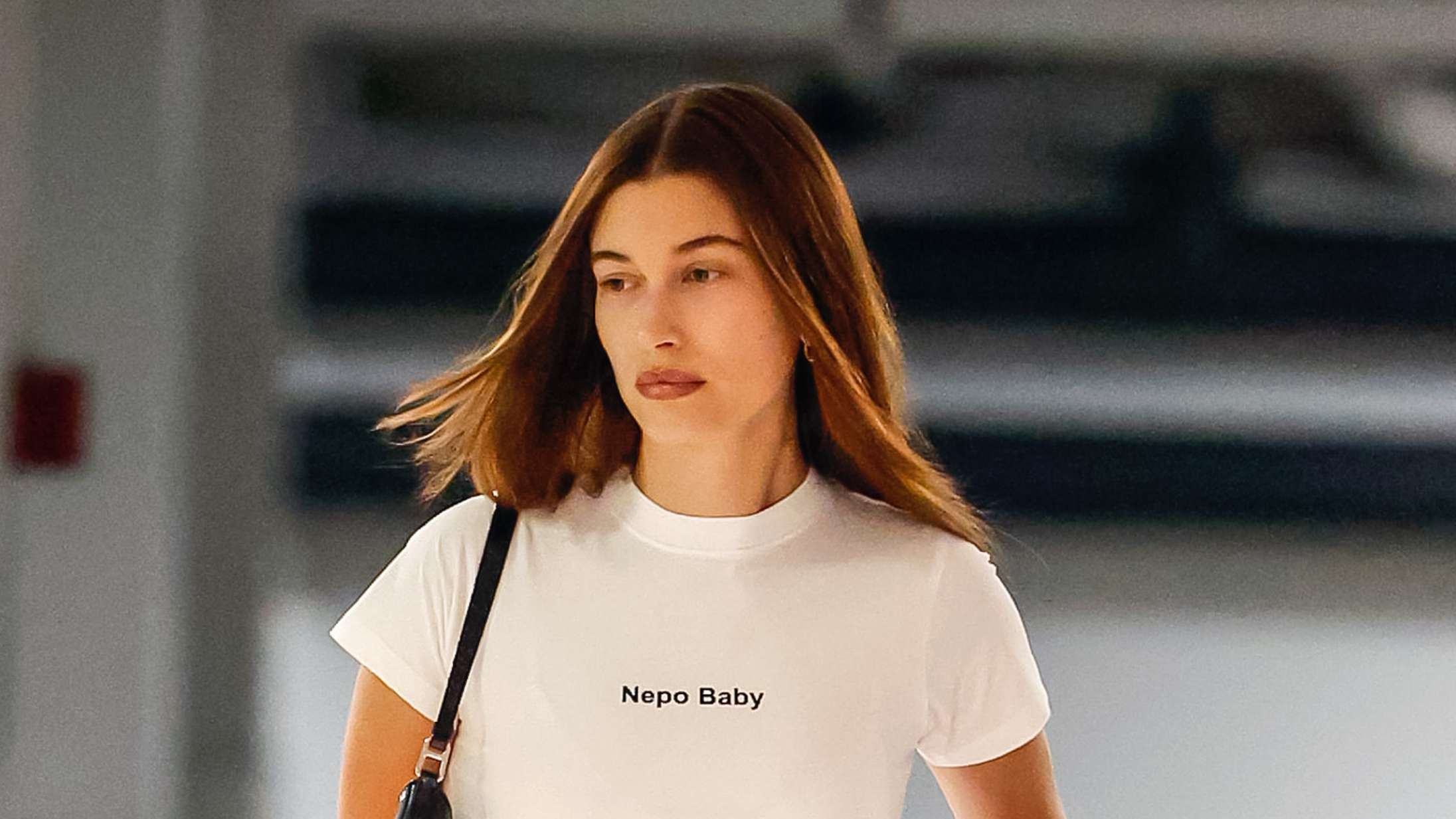Hailey Bieber hagles ned efter ‘Nepo Baby’ t-shirt