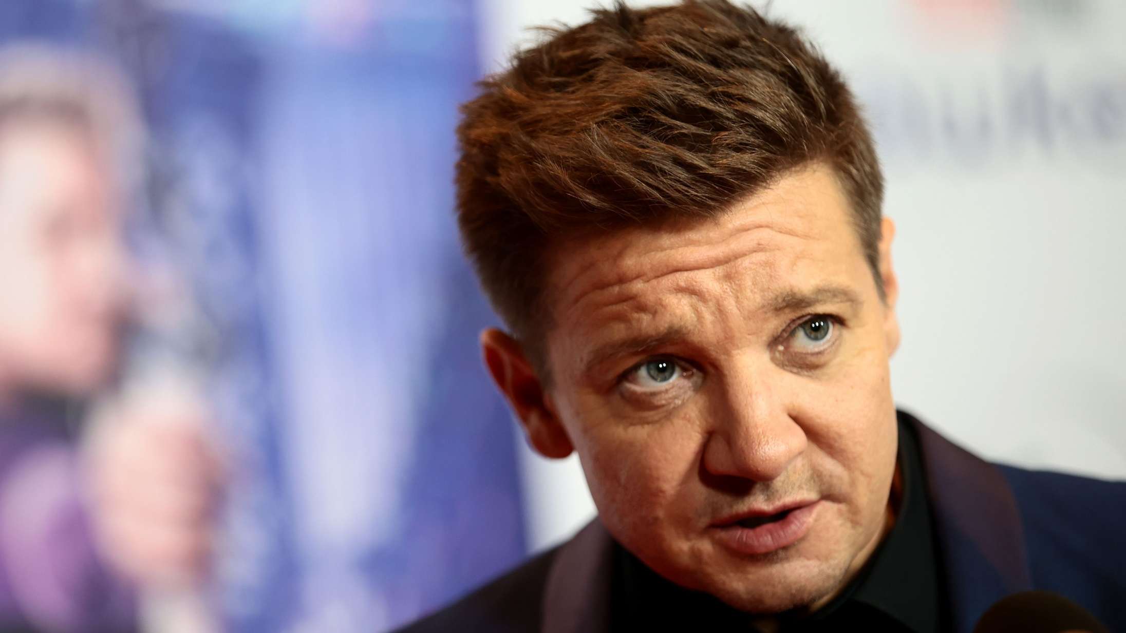 Jeremy Renner blev tilbudt ‘Hawkeye’-fortsættelse til halv løn: »Tror I, jeg kun er en halv Jeremy, fordi jeg blev kørt over?«
