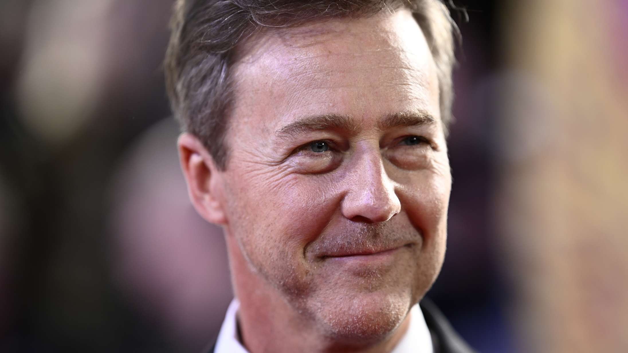 Edward Norton opdager, at han er i familie med Pochahontas i tv-program