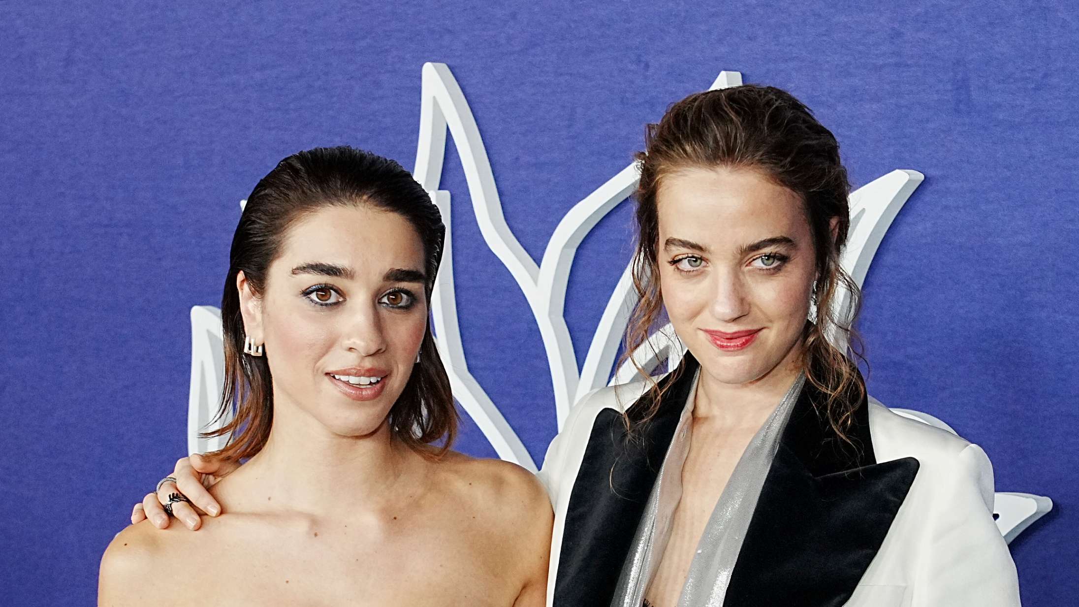 ‘The White Lotus’-duo stråler i Kim Kardashians undertøj