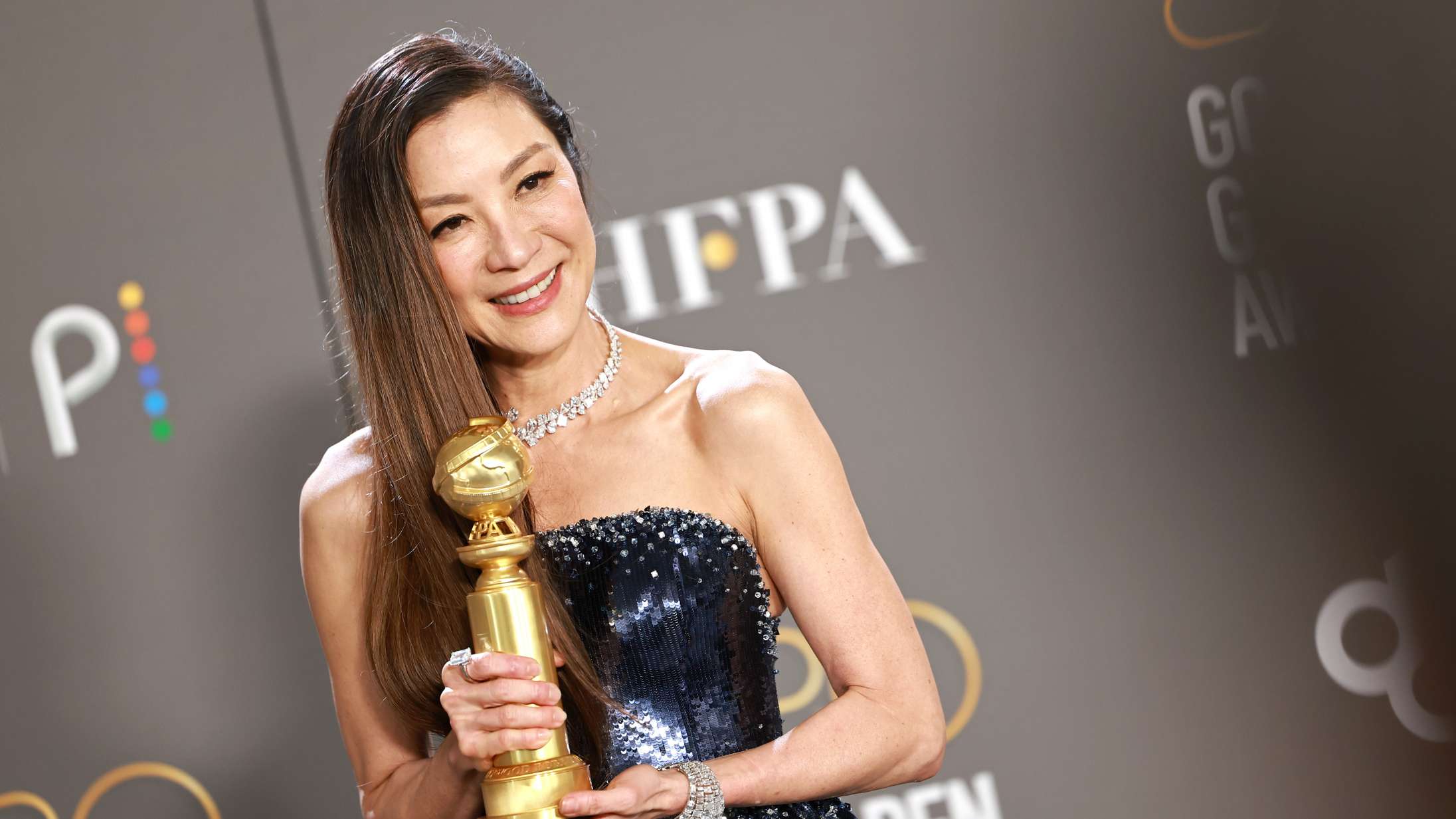 Michelle Yeohs rørende Golden Globe-takketale sluttede voldsomt: »Jeg kan tæve dig«