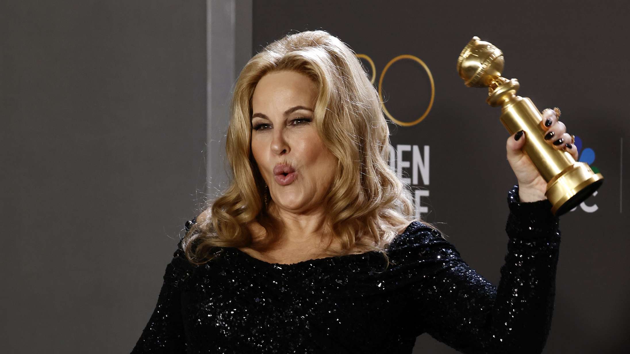 Jennifer Coolidge overgik sig selv med tårefremkaldende Golden Globe-tale og crocs-anekdote