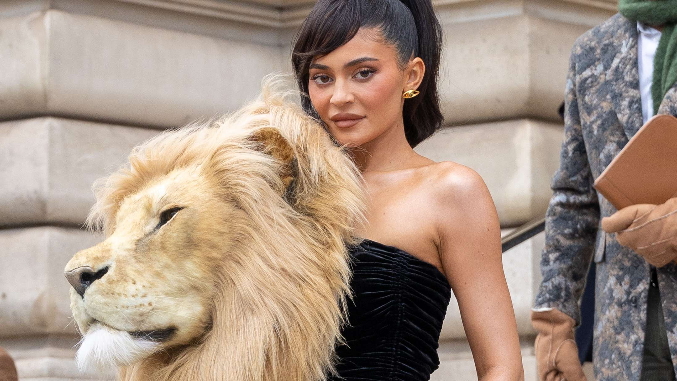 Kylie Jenner indtager modeugen i Paris med et løvehoved