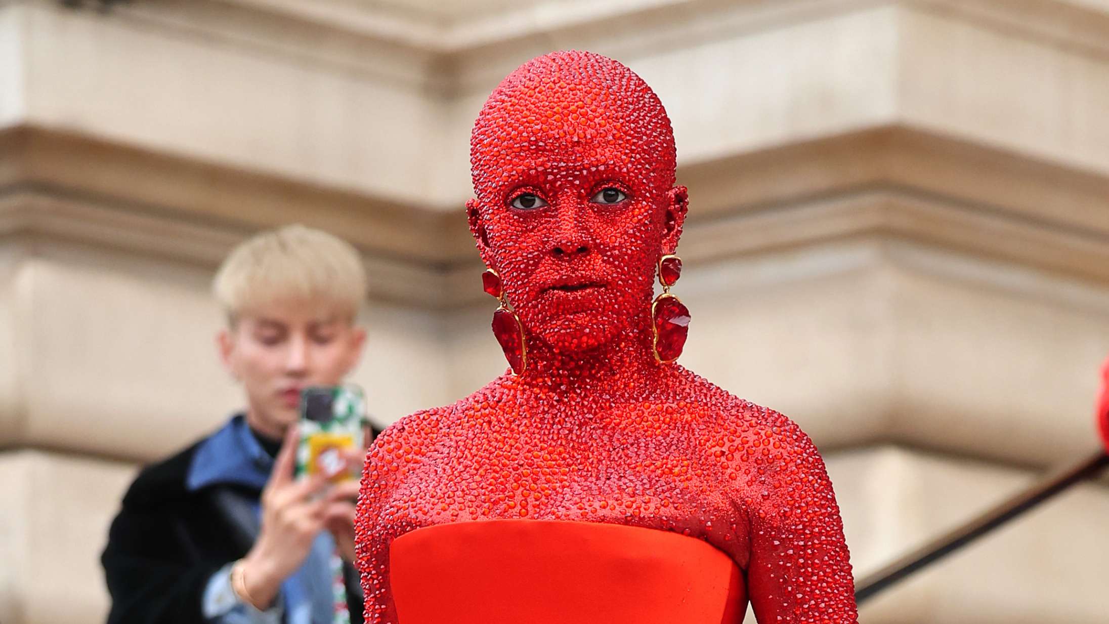 Få dage efter sit virale, røde krystal-look: Nu har Doja Cat igen skabt røre til modeugen i Paris