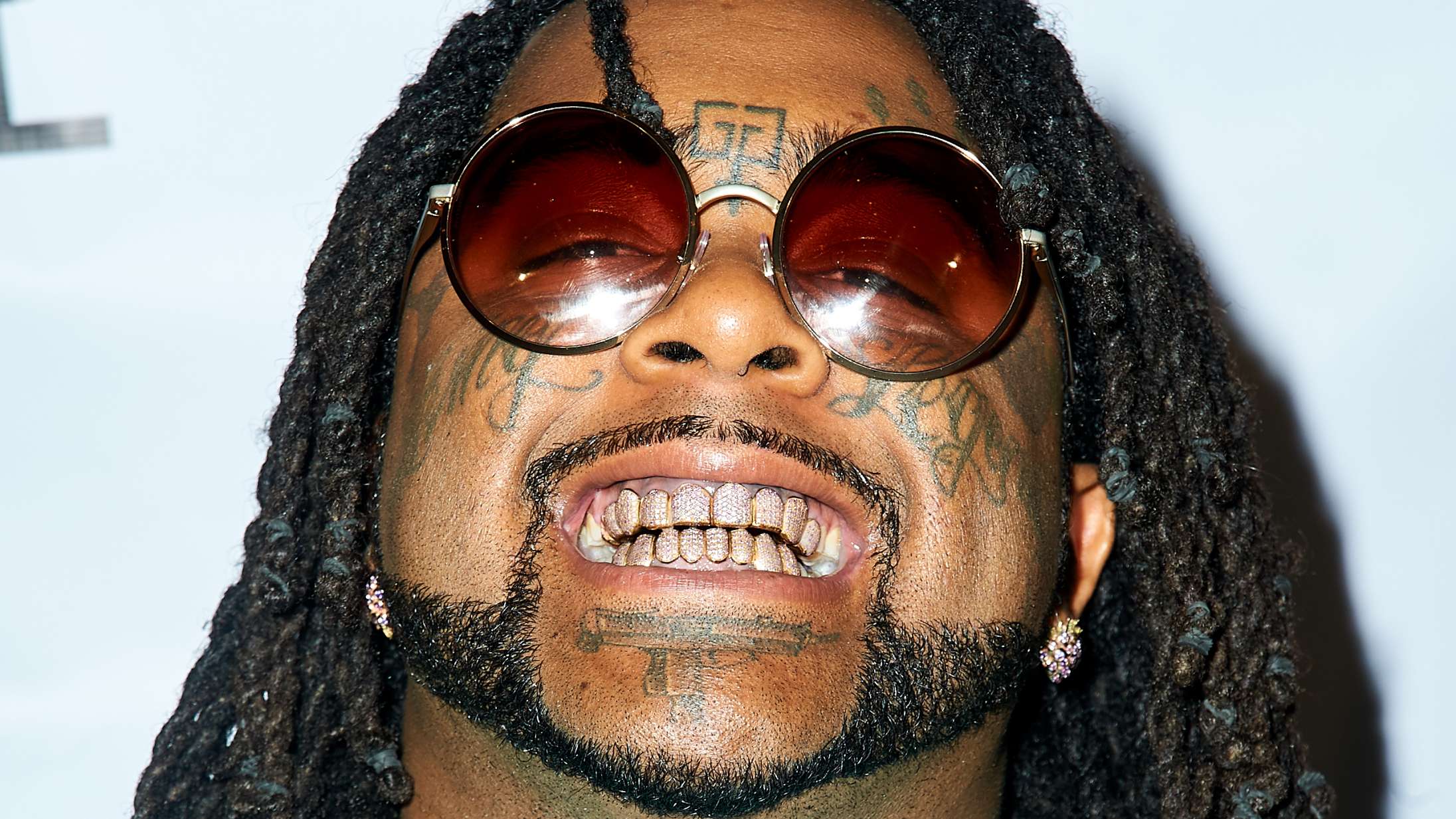 En af vestkystens stærkeste hiphopstemmer er blevet løsladt 15 år før tid – vi guider til 03 Greedos vigtigste sange