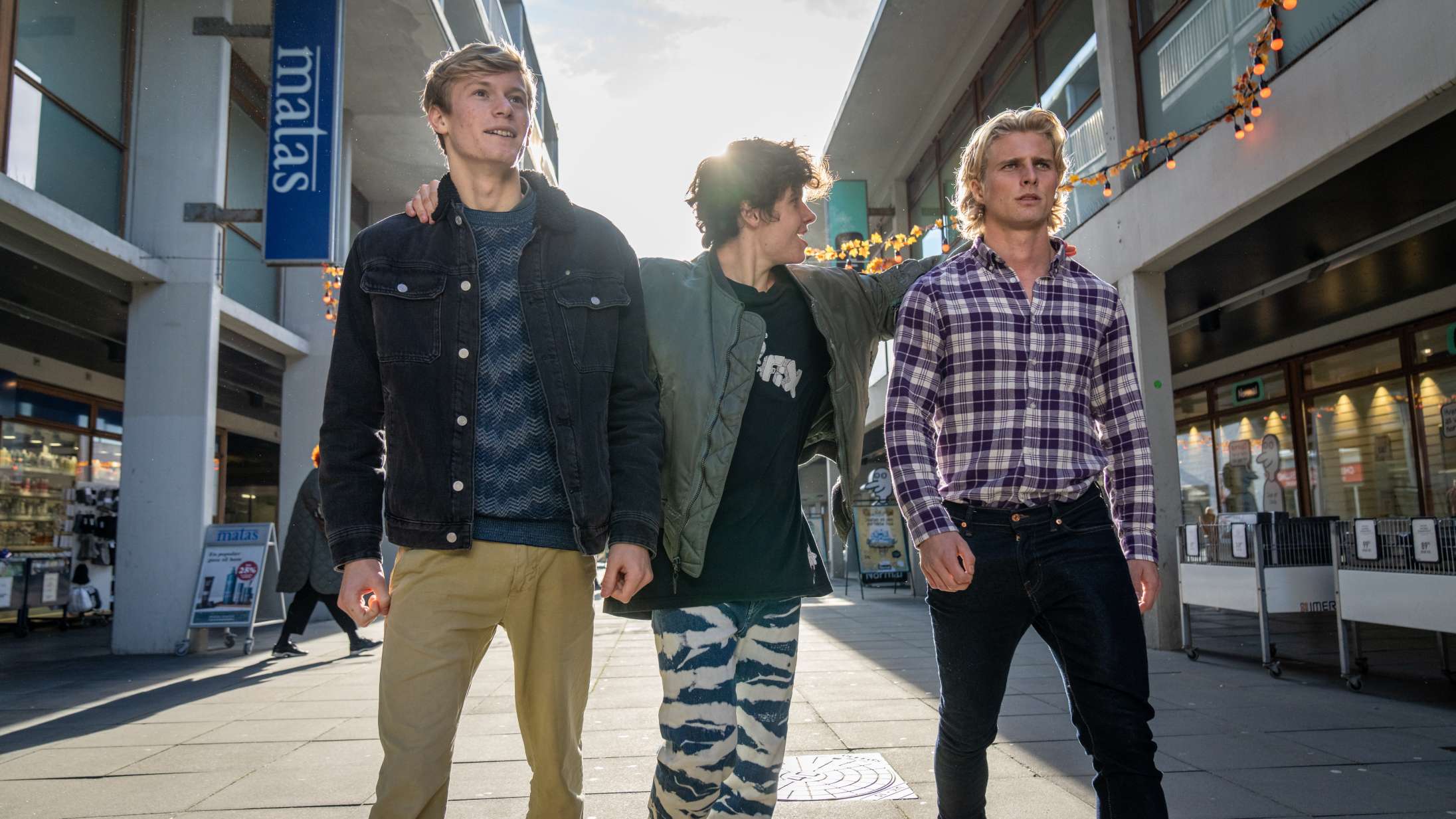 ’Jomfruer fra rummet’: Liderlig dansk ungdomsfilm er forfriskende langt ude