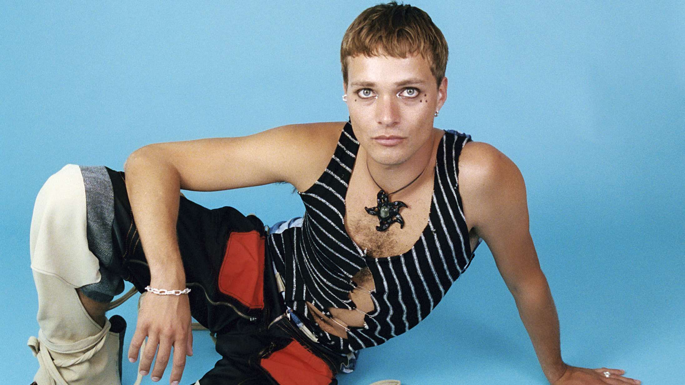 Premiere: Aperly Highs ‘Forger’ blander Blink-182 med PC Music – og tilføjer en uventet gæst