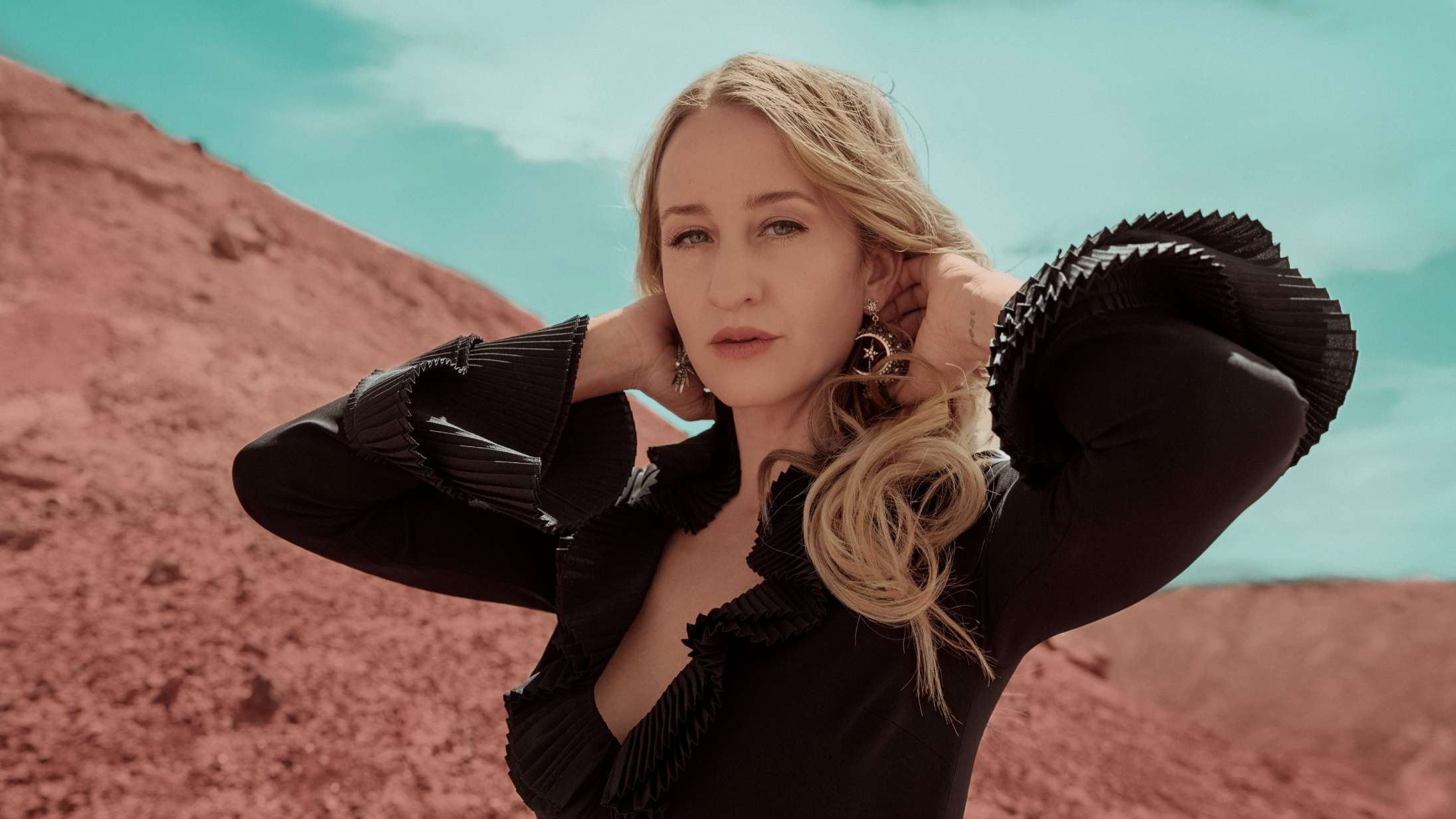 Margo Price rusker sig fri af countryens kardinaldyder på ‘Strays’