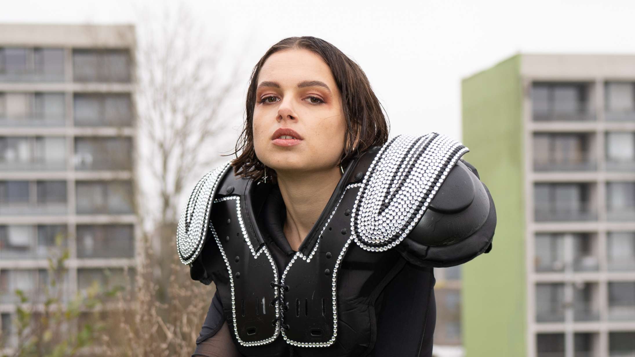 Dayyani viser en helt særlig styrke som popsanger på ep’en ‘Pretty in Defense’