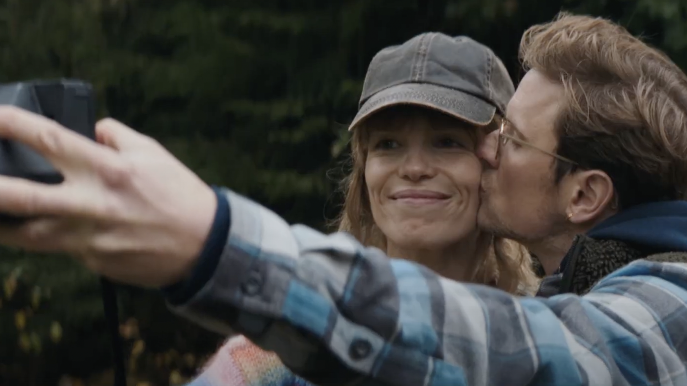 Mikkel Boe Følsgaard og Marie Bach Hansen river hovedet af hinanden i svensk skovidyl – se traileren til thrilleren ‘Superposition’