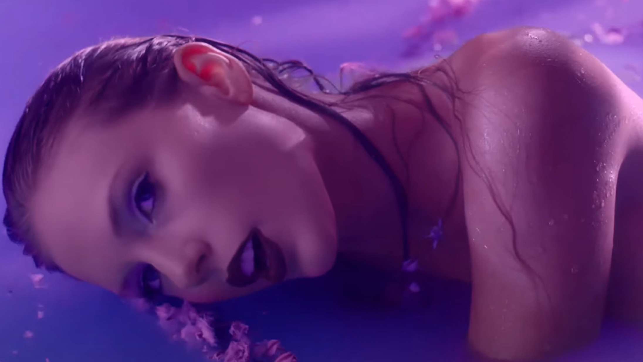 Taylor Swift svæver på en lyserød sky omringet af fisk i ny musikvideo