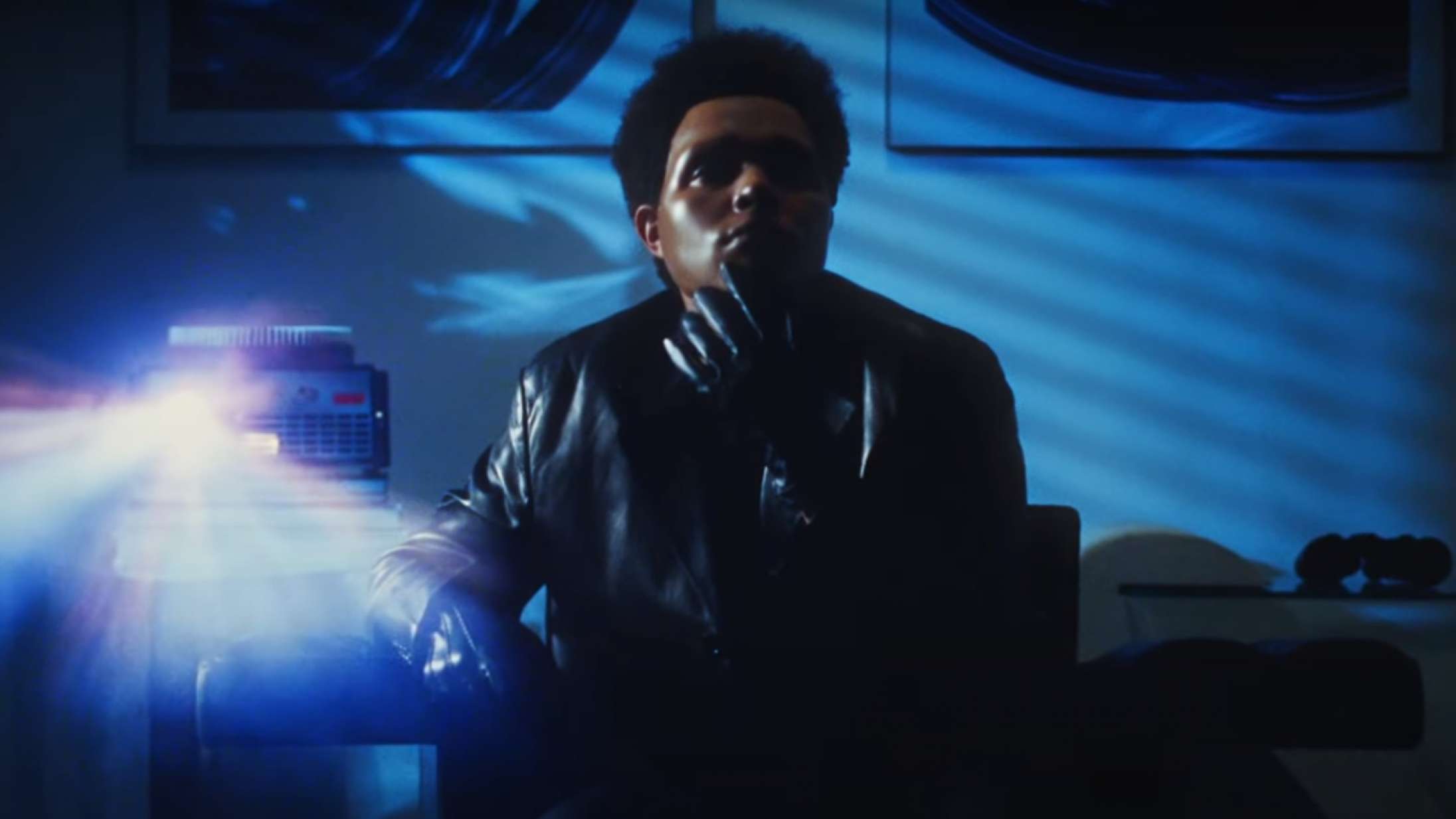 The Weeknd sender en hilsen til kongen af spændingsfilm med ny musikvideo