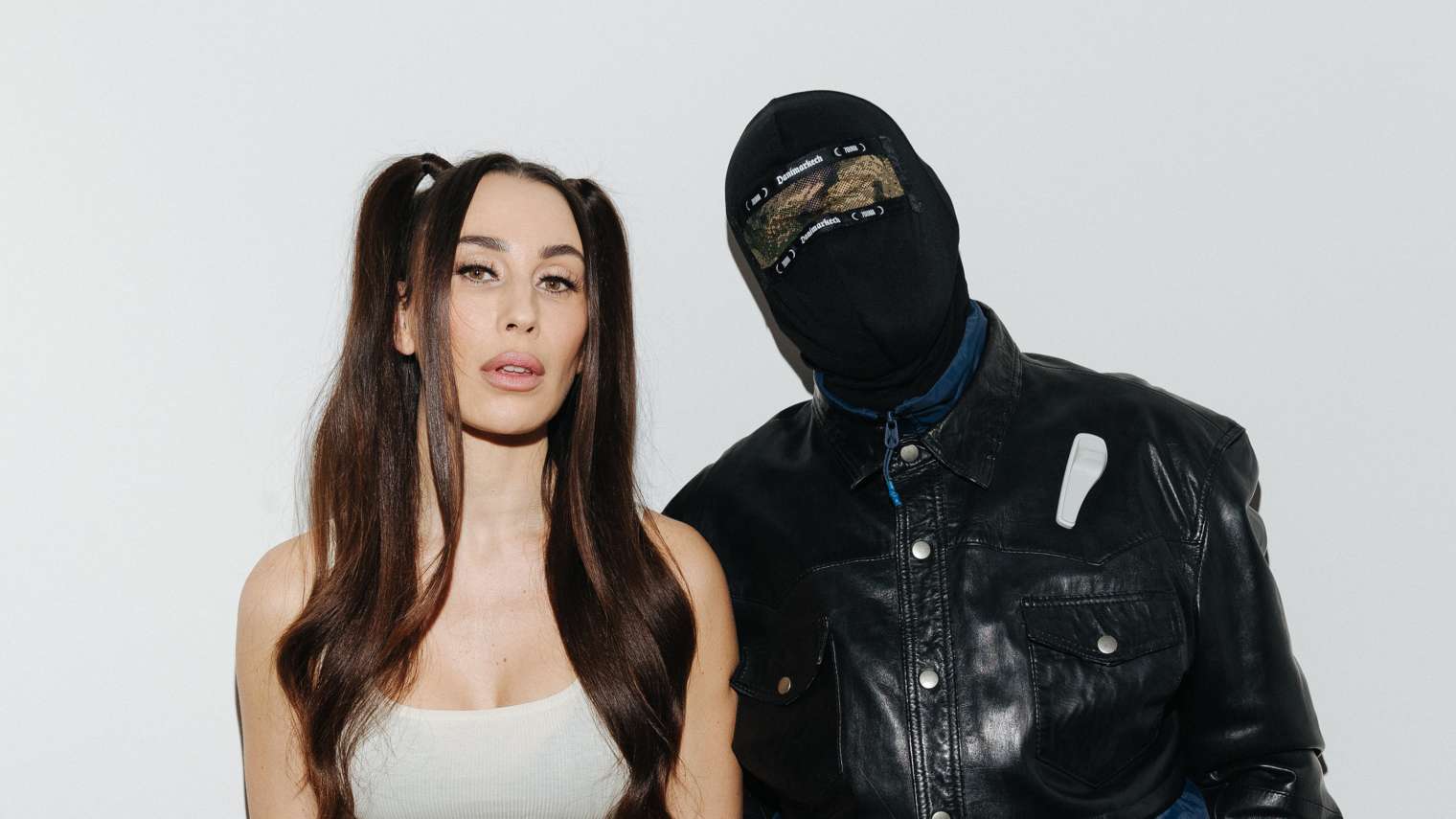 Den maskerede rapper D1ma har udgivet en sang med Medina – lyt til ...